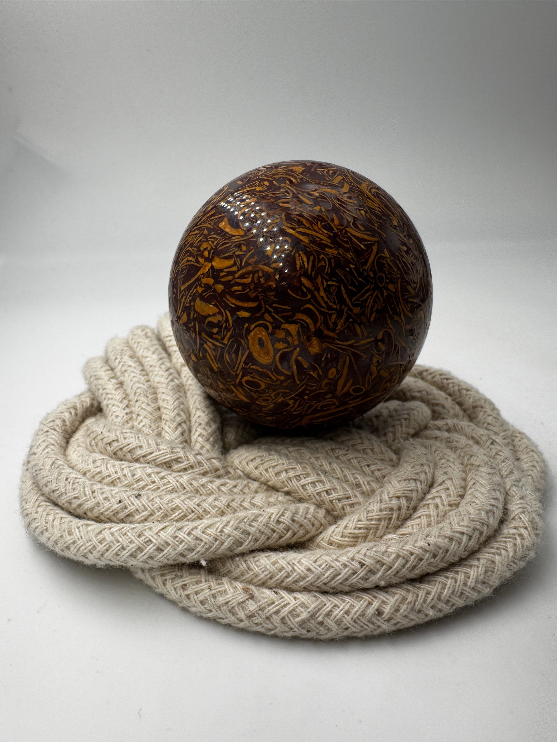 Muschelkalk Kugel KK37 – polierte Kugel aus Muschelkalk (Schlangenjaspis) mit fossilen Schaleneinschlüssen.