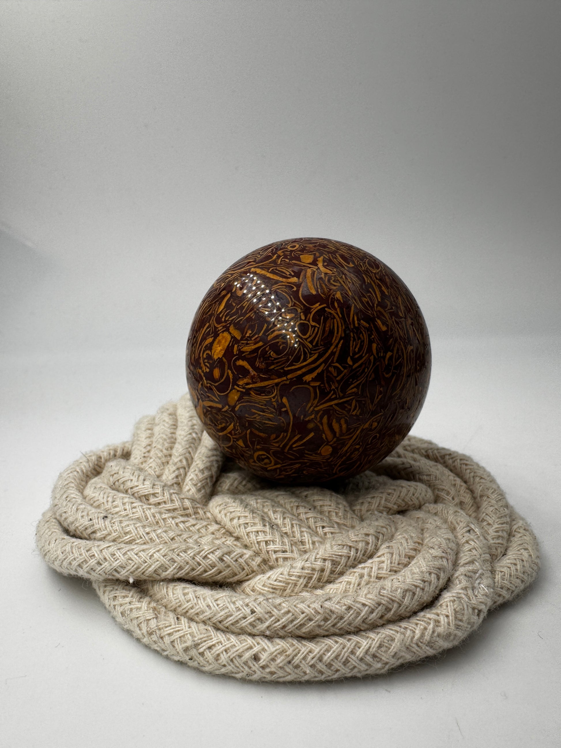 Muschelkalk Kugel KK45 – polierte Kugel aus Muschelkalk (Schlangenjaspis) mit fossilen Schaleneinschlüssen.