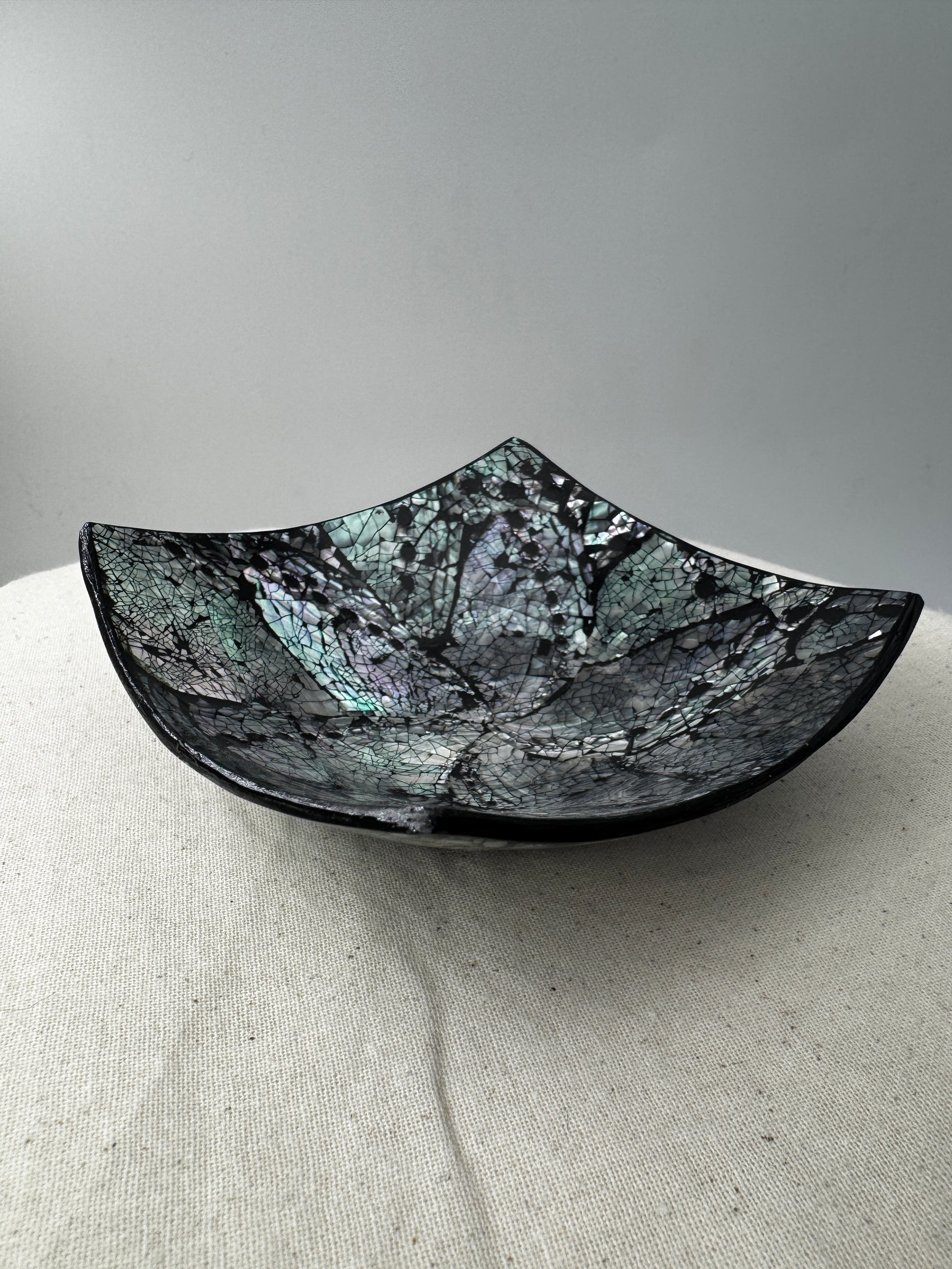Eckige Schale aus Paua-Muschel (Haliotis iris) mit irisierendem Perlmuttglanz in Blau, Grün und Violett, 10 × 10 × 3 cm.