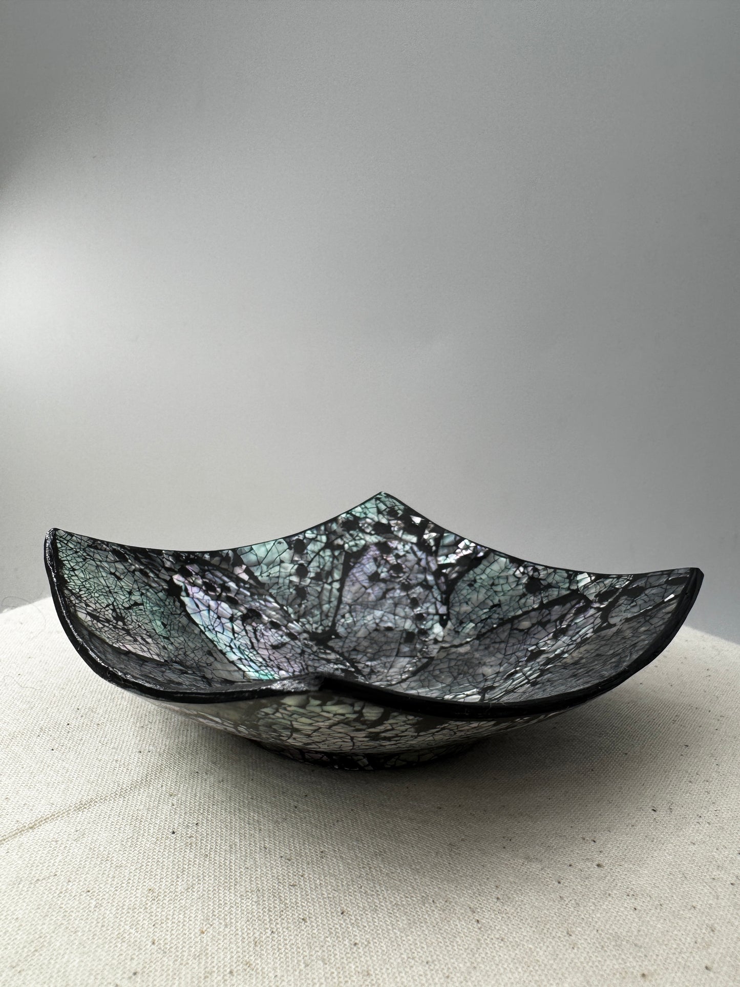 Eckige Schale aus Paua-Muschel (Haliotis iris) mit irisierendem Perlmuttglanz in Blau, Grün und Violett, 10 × 10 × 3 cm.