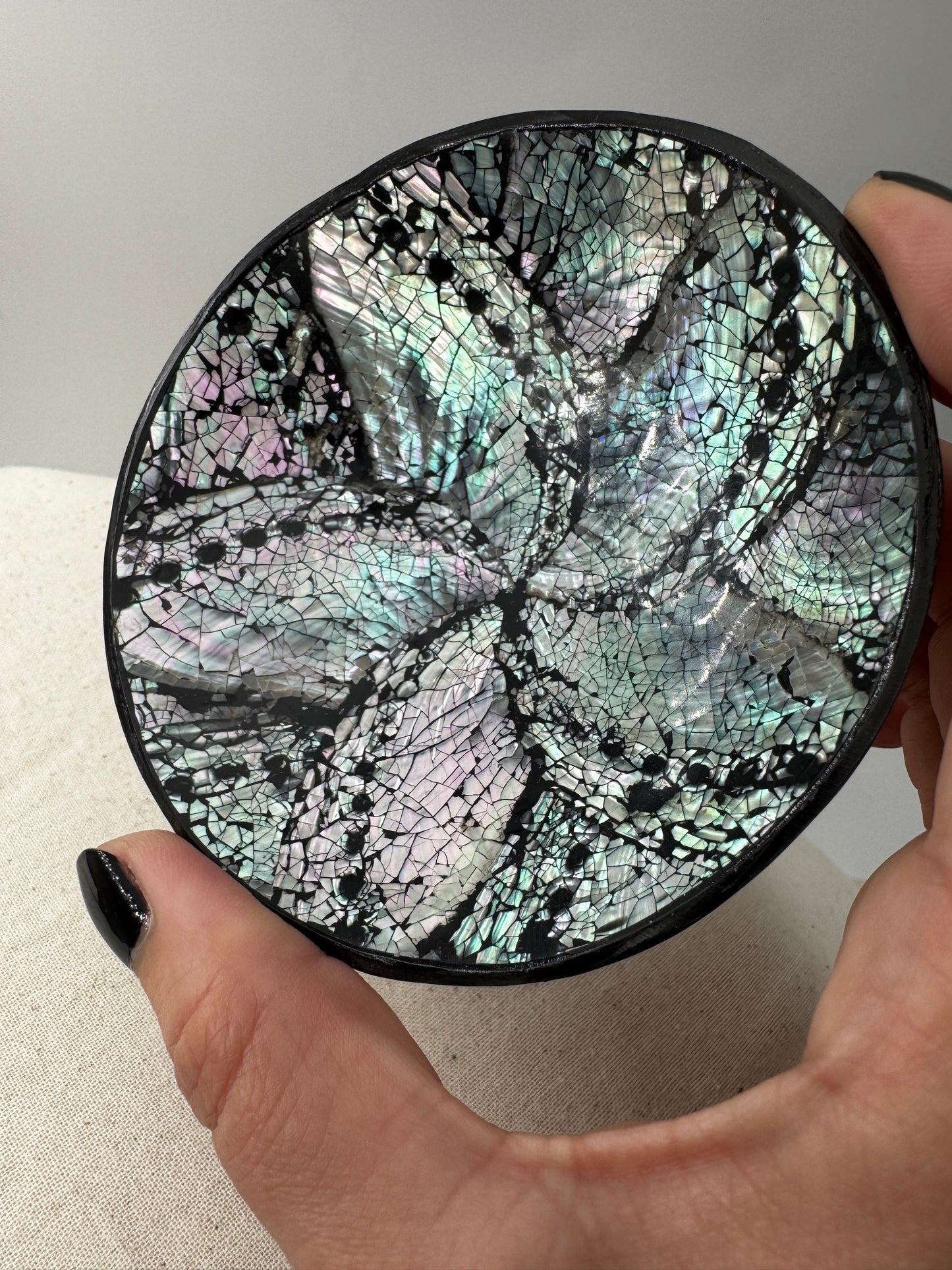 Runde Schale aus Paua-Muschel (Haliotis iris) mit irisierendem Perlmuttglanz in Blau, Grün und Violett, Ø 9,5 cm.