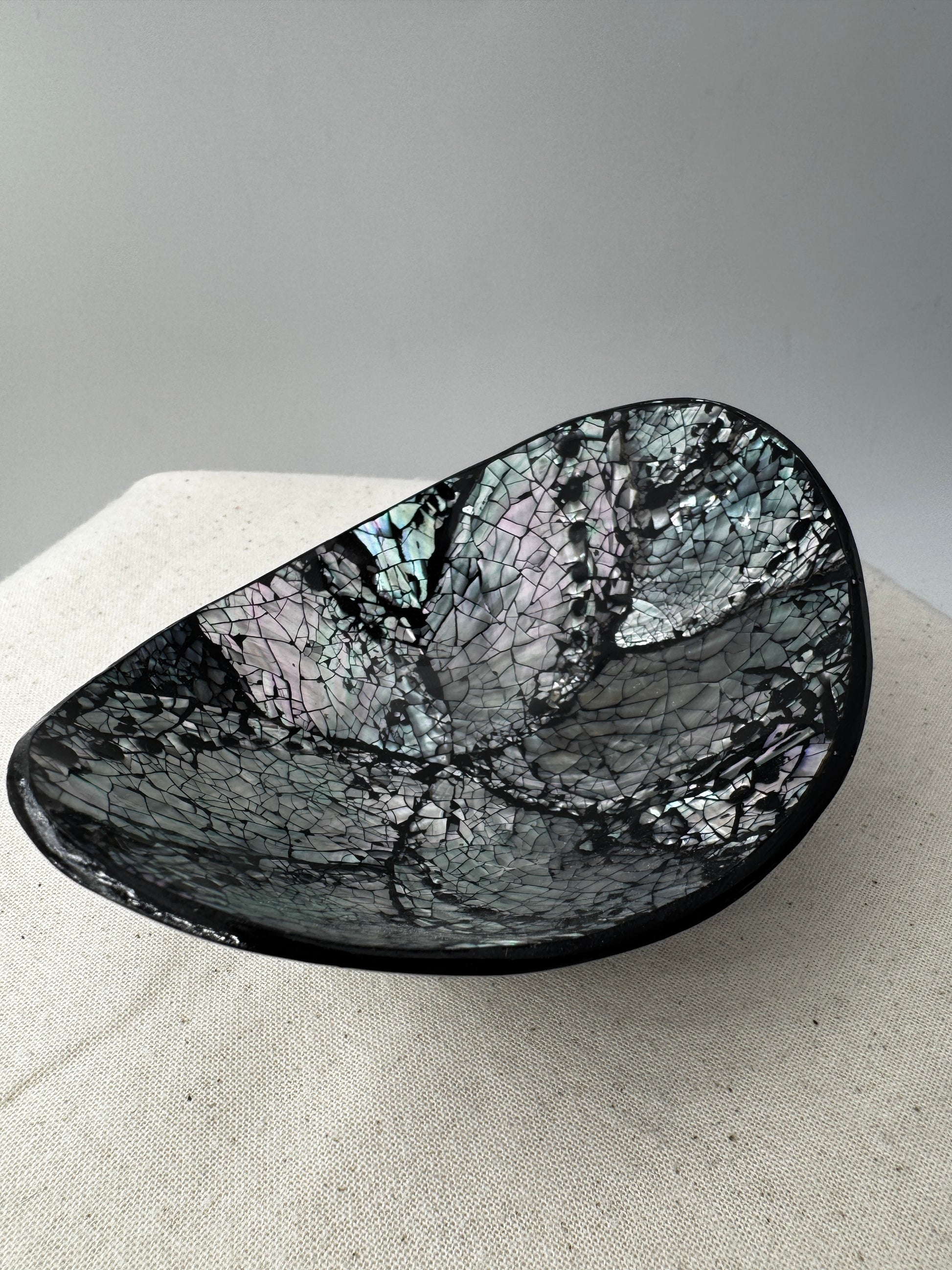 Ovale Schale aus Paua-Muschel (Haliotis iris) mit irisierendem Perlmuttglanz in Blau, Grün und Violett, 11,4 × 8,5 × 4,3 cm.