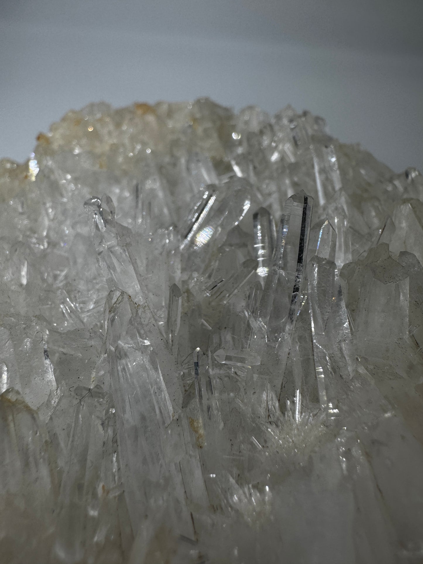 Nadelquarz NQ59 – Quarz auf Matrix mit feinen, nadelförmigen Quarzkristallen.
