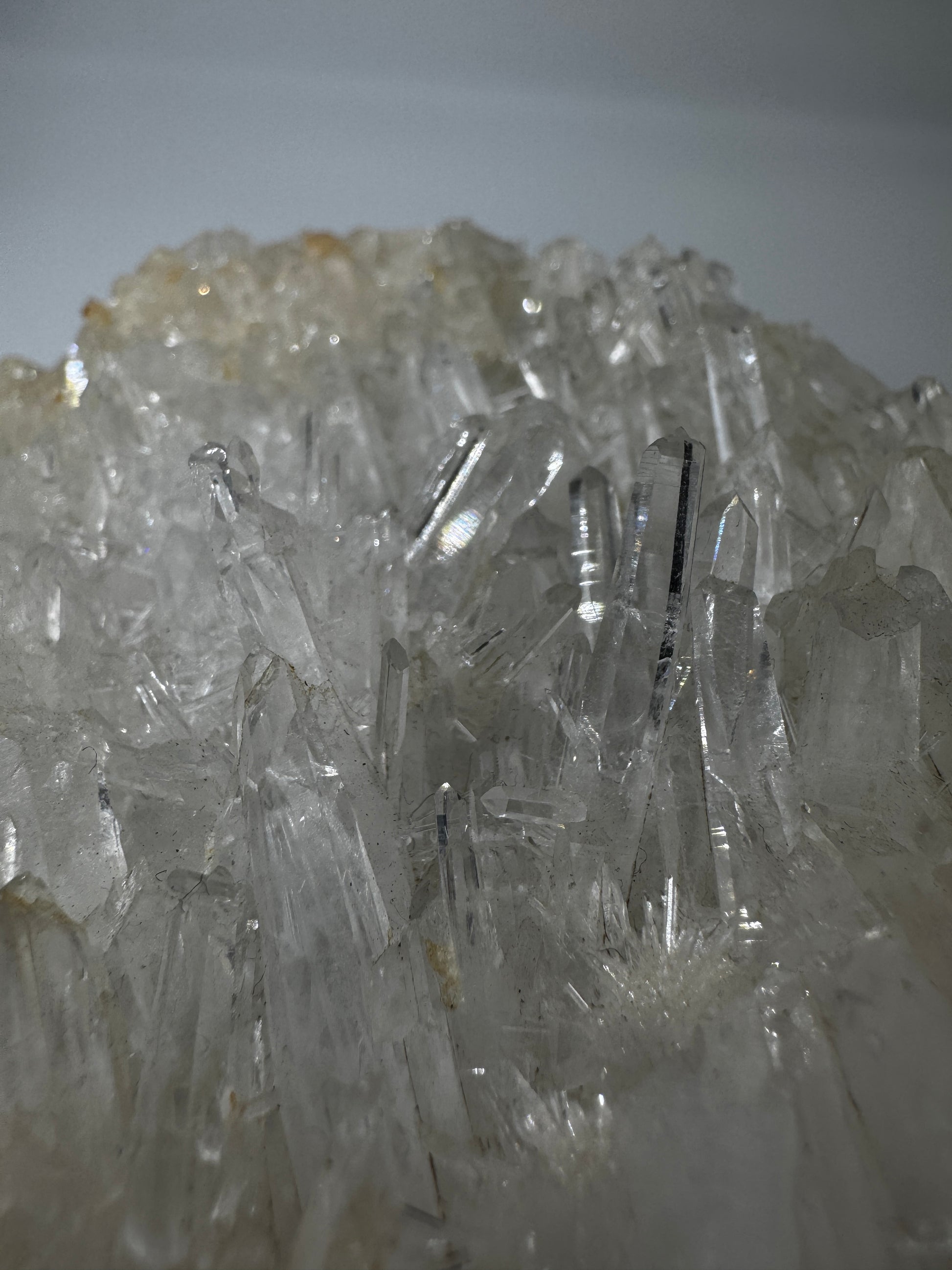 Nadelquarz NQ59 – Quarz auf Matrix mit feinen, nadelförmigen Quarzkristallen.