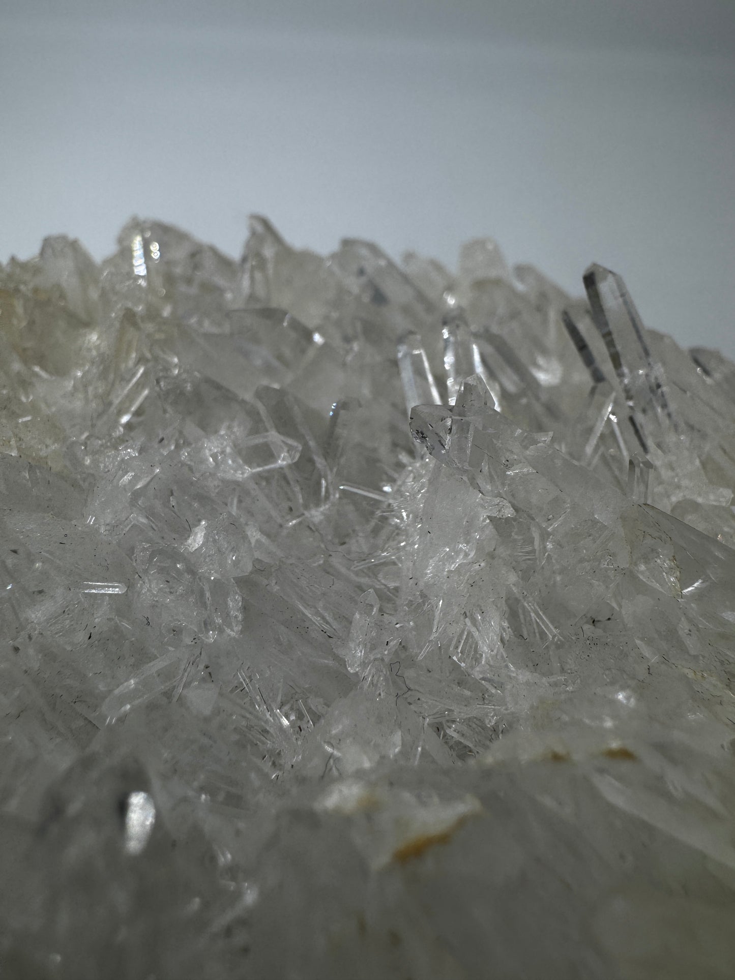 Nadelquarz NQ59 – Quarz auf Matrix mit feinen, nadelförmigen Quarzkristallen.