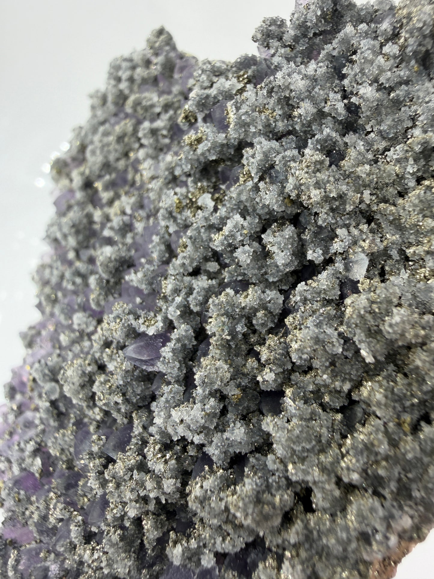 Amethyst mit Pyrit, tief-violette Kristallspitzen mit metallisch schimmerndem Pyrit und Quarz, aus der Davidkovo Mine in Bulgarien.