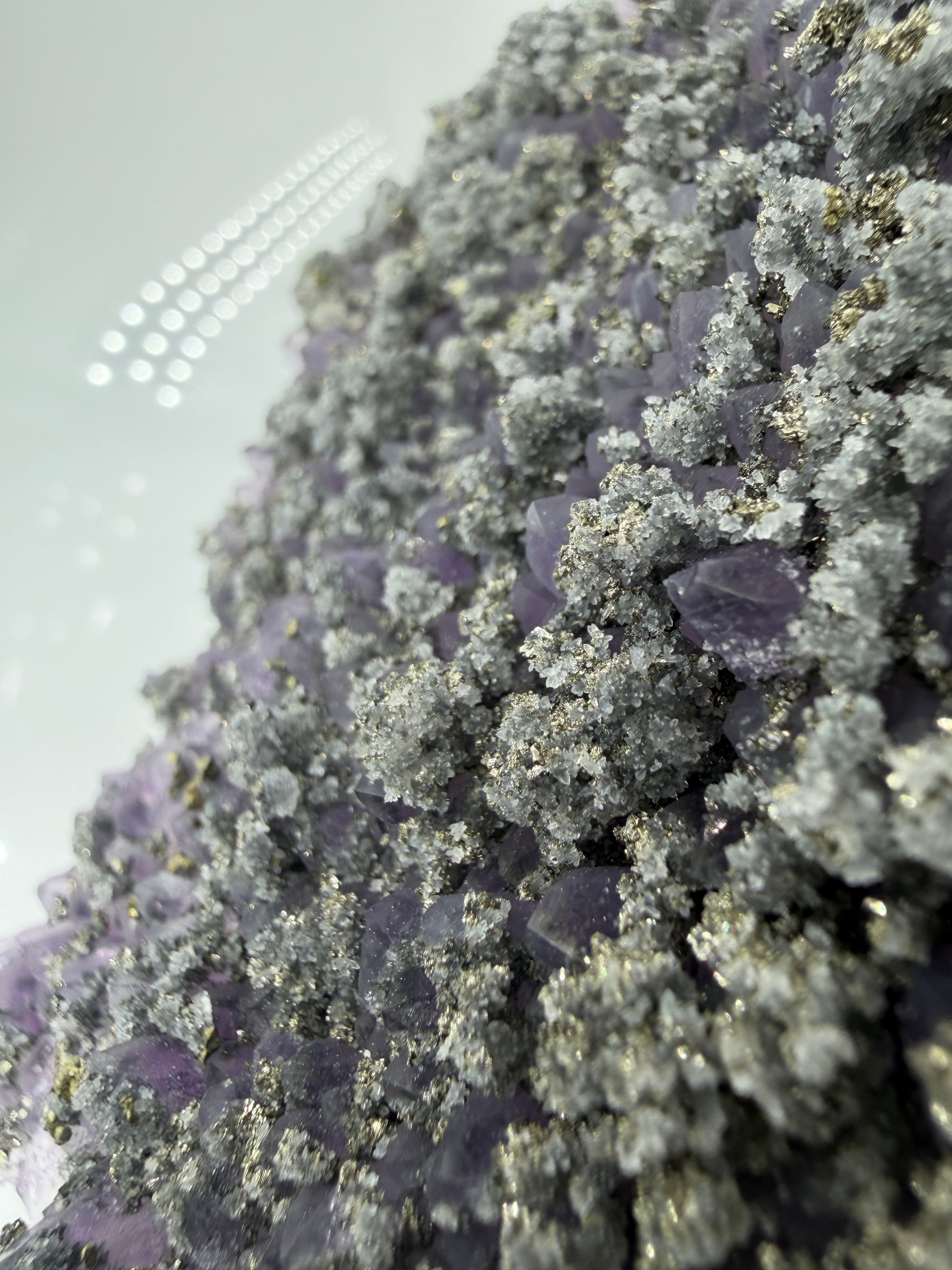 Amethyst mit Pyrit, tief-violette Kristallspitzen mit metallisch schimmerndem Pyrit und Quarz, aus der Davidkovo Mine in Bulgarien.