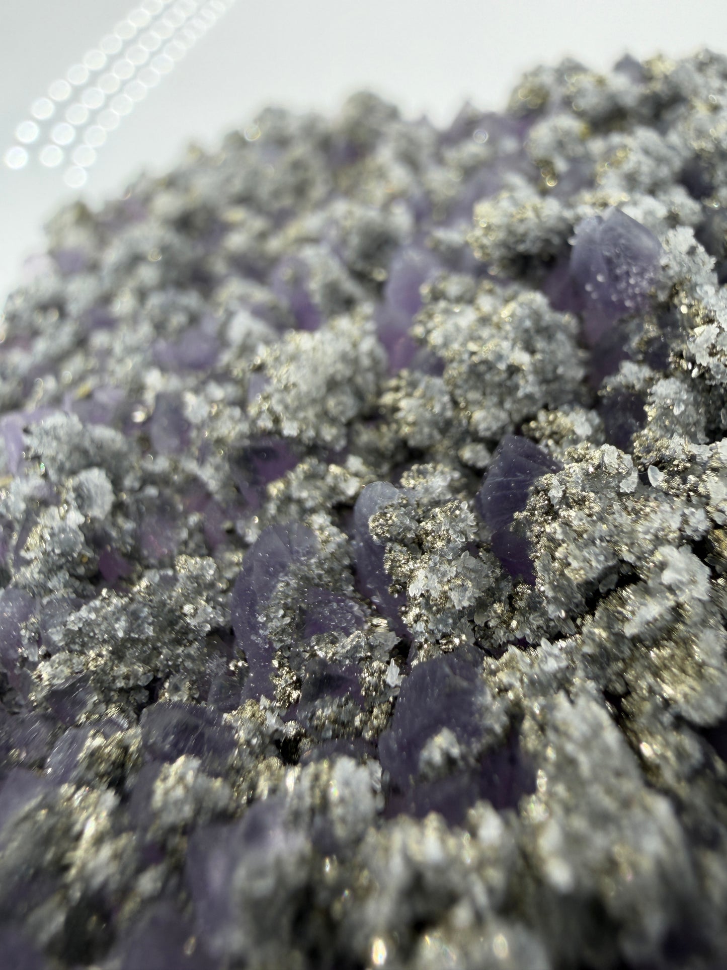 Amethyst mit Pyrit, tief-violette Kristallspitzen mit metallisch schimmerndem Pyrit und Quarz, aus der Davidkovo Mine in Bulgarien.