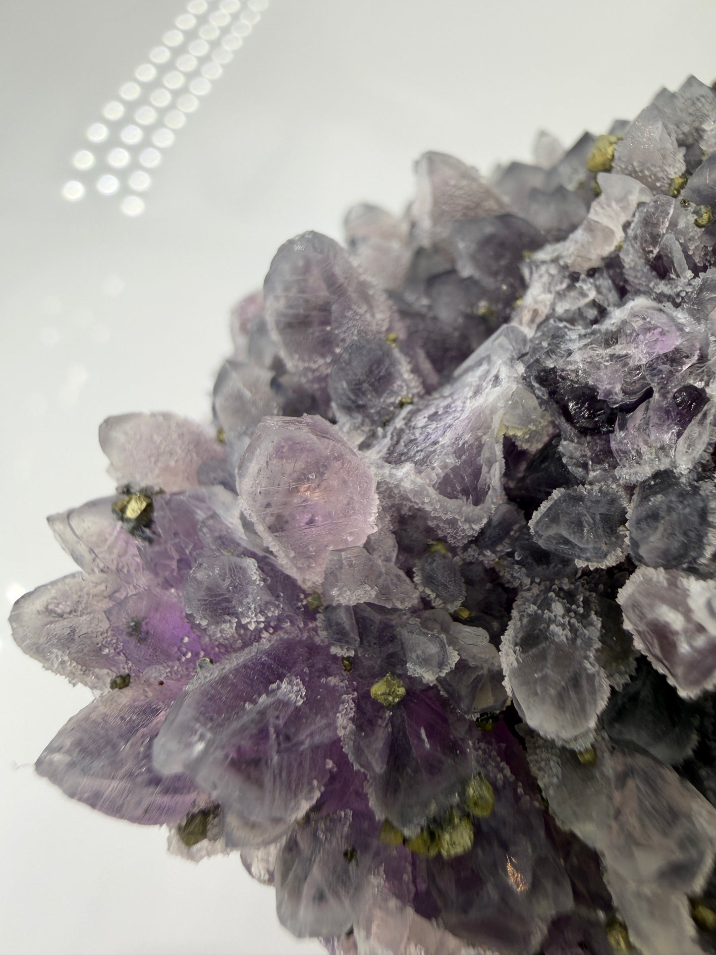 Amethyst-Druse mit aufgewachsenem Pyrit und Quarz, trimineralische Paragenese aus der Davidkovo Mine in Bulgarien.