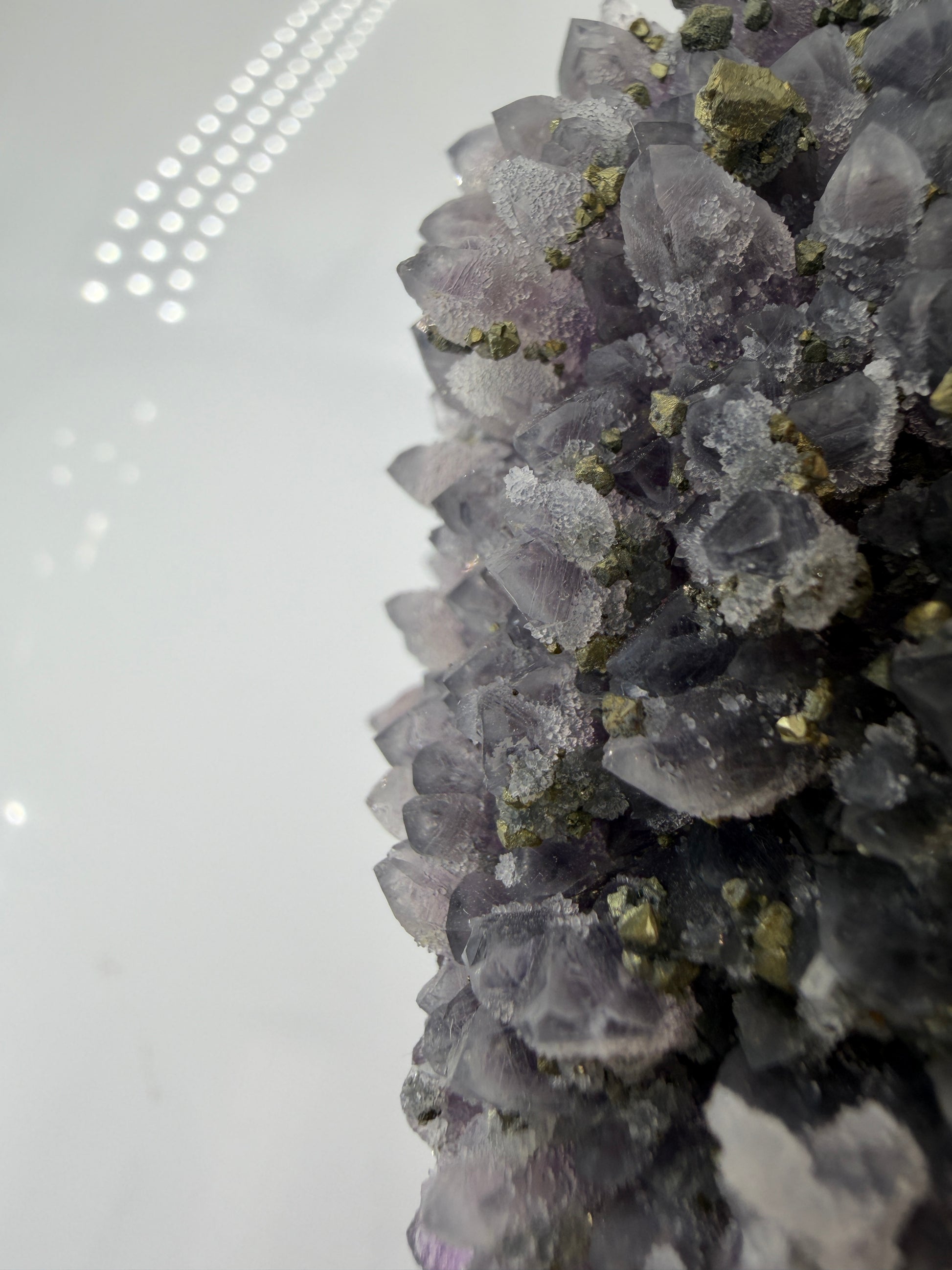 Amethyst-Druse mit aufgewachsenem Pyrit und Quarz, trimineralische Paragenese aus der Davidkovo Mine in Bulgarien.