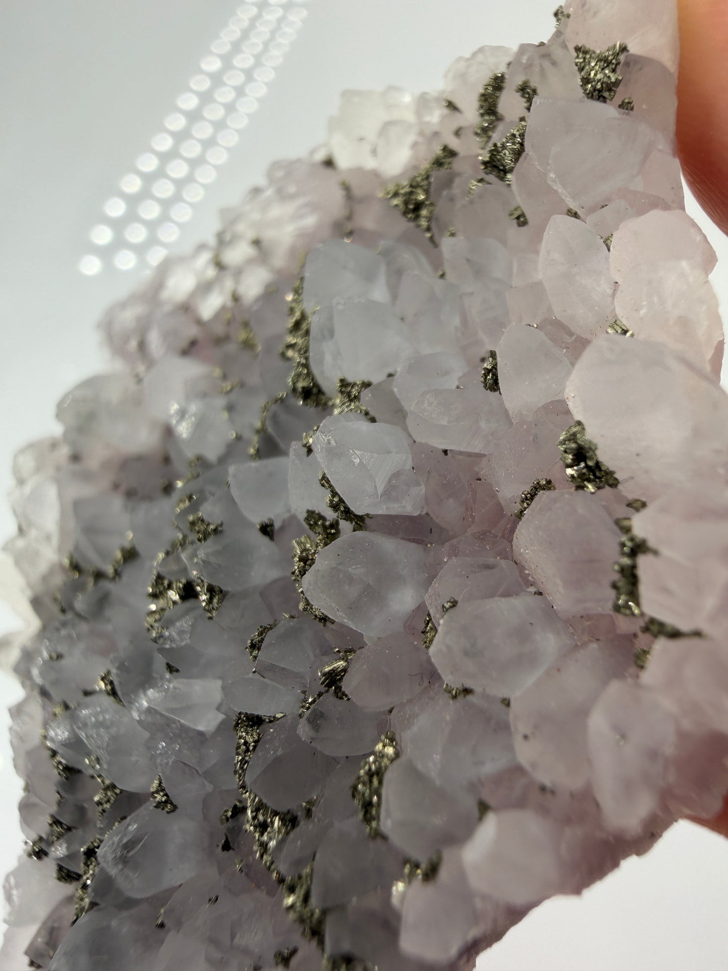 Blasser Amethyst in Weiß bis Hellviolett mit aufgewachsenem Pyrit und Quarz, Davidkovo Mine Bulgarien.