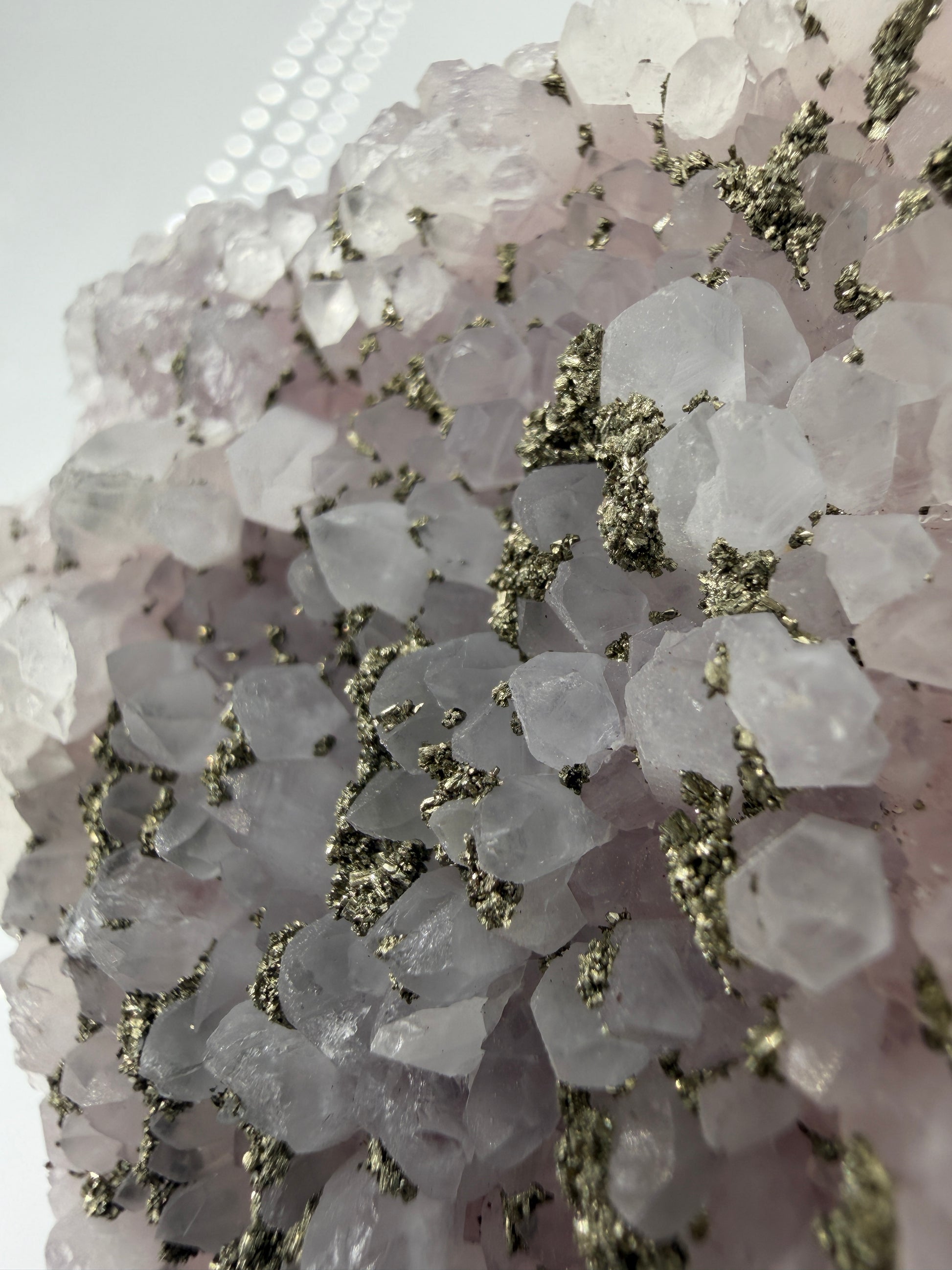 Blasser Amethyst in Weiß bis Hellviolett mit aufgewachsenem Pyrit und Quarz, Davidkovo Mine Bulgarien.