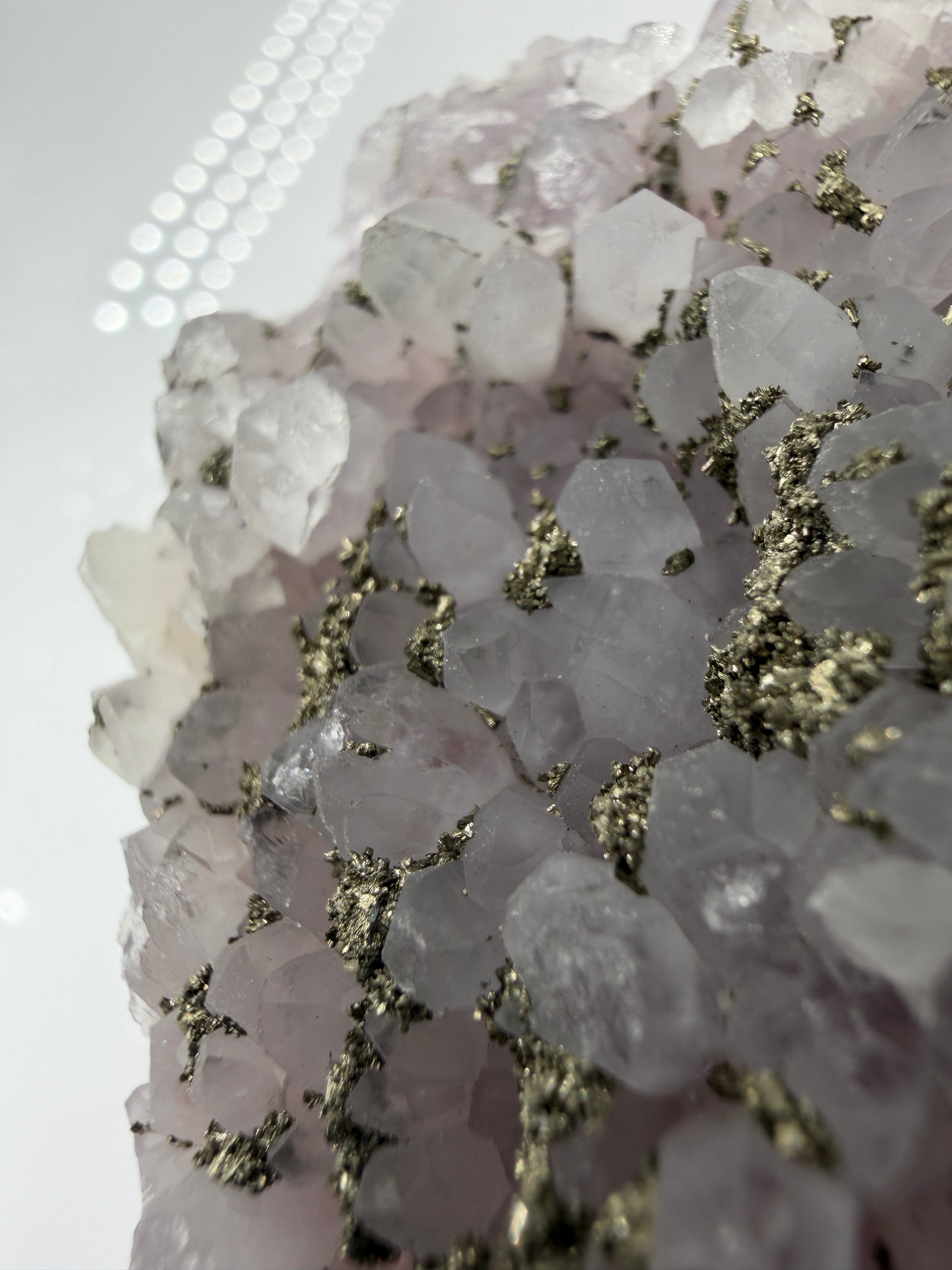 Blasser Amethyst in Weiß bis Hellviolett mit aufgewachsenem Pyrit und Quarz, Davidkovo Mine Bulgarien.