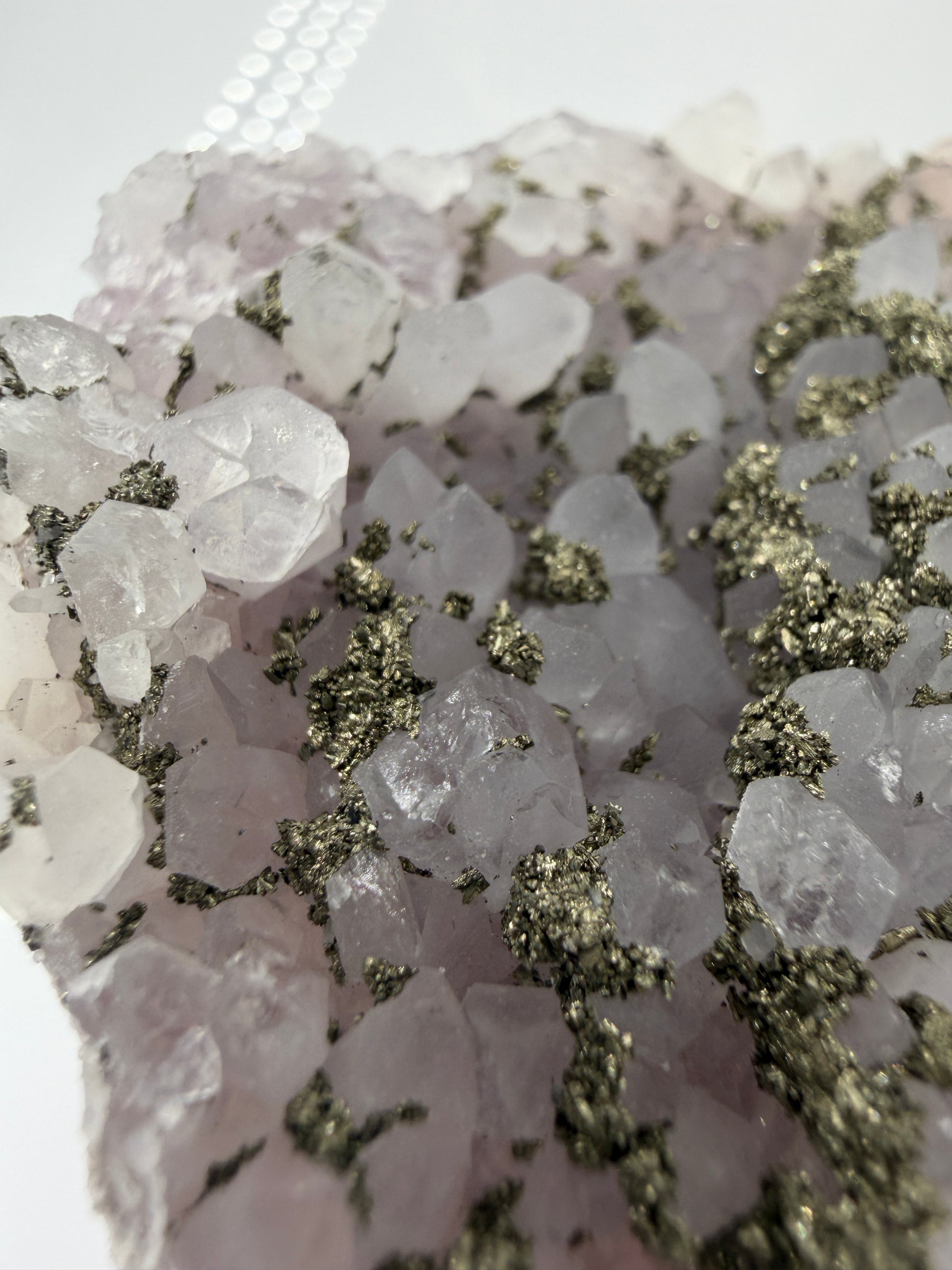 Blasser Amethyst in Weiß bis Hellviolett mit aufgewachsenem Pyrit und Quarz, Davidkovo Mine Bulgarien.
