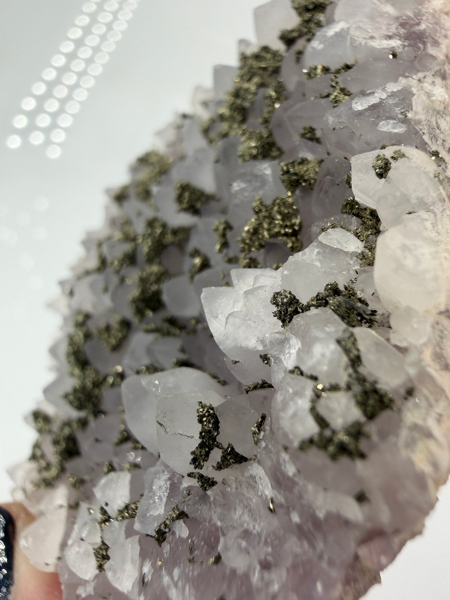 Blasser Amethyst in Weiß bis Hellviolett mit aufgewachsenem Pyrit und Quarz, Davidkovo Mine Bulgarien.