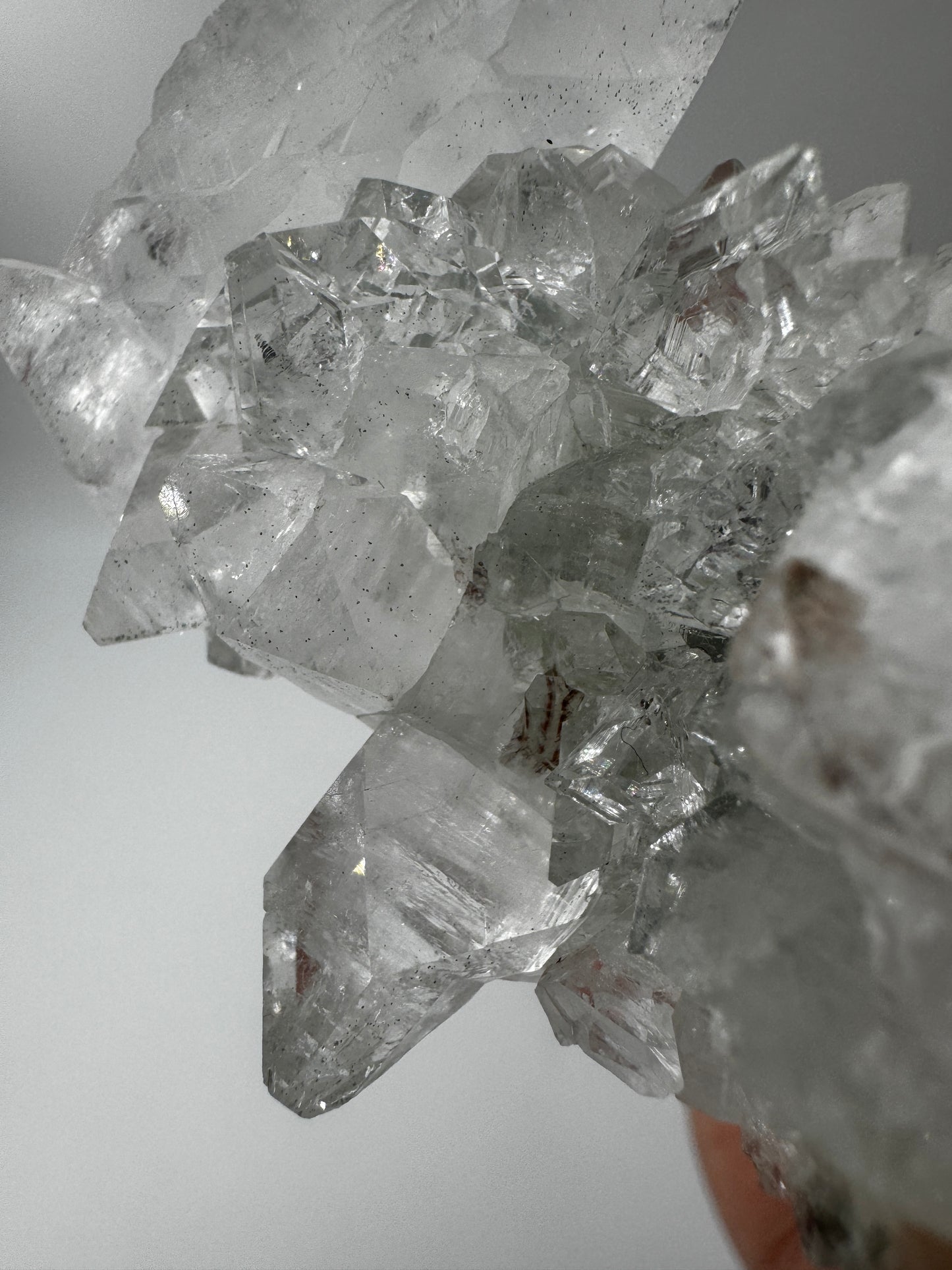 Apophyllit AR25 aus Indien, dichte Gruppe tetragonaler Prismen mit Perlmuttglanz.