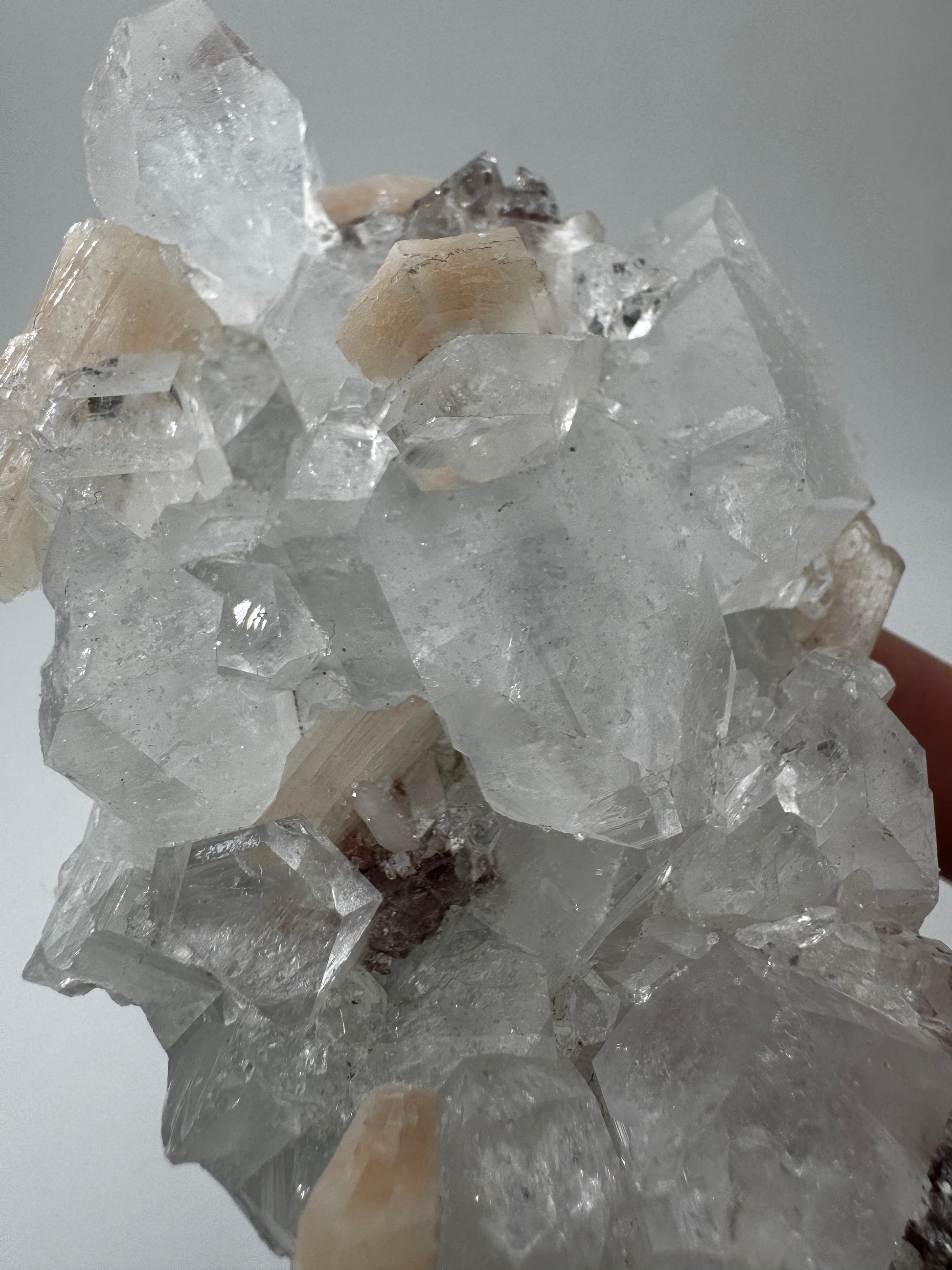 Apophyllit AR51 aus Indien mit glasklaren tetragonalen Prismen und Stilbit-Aufwuchs.