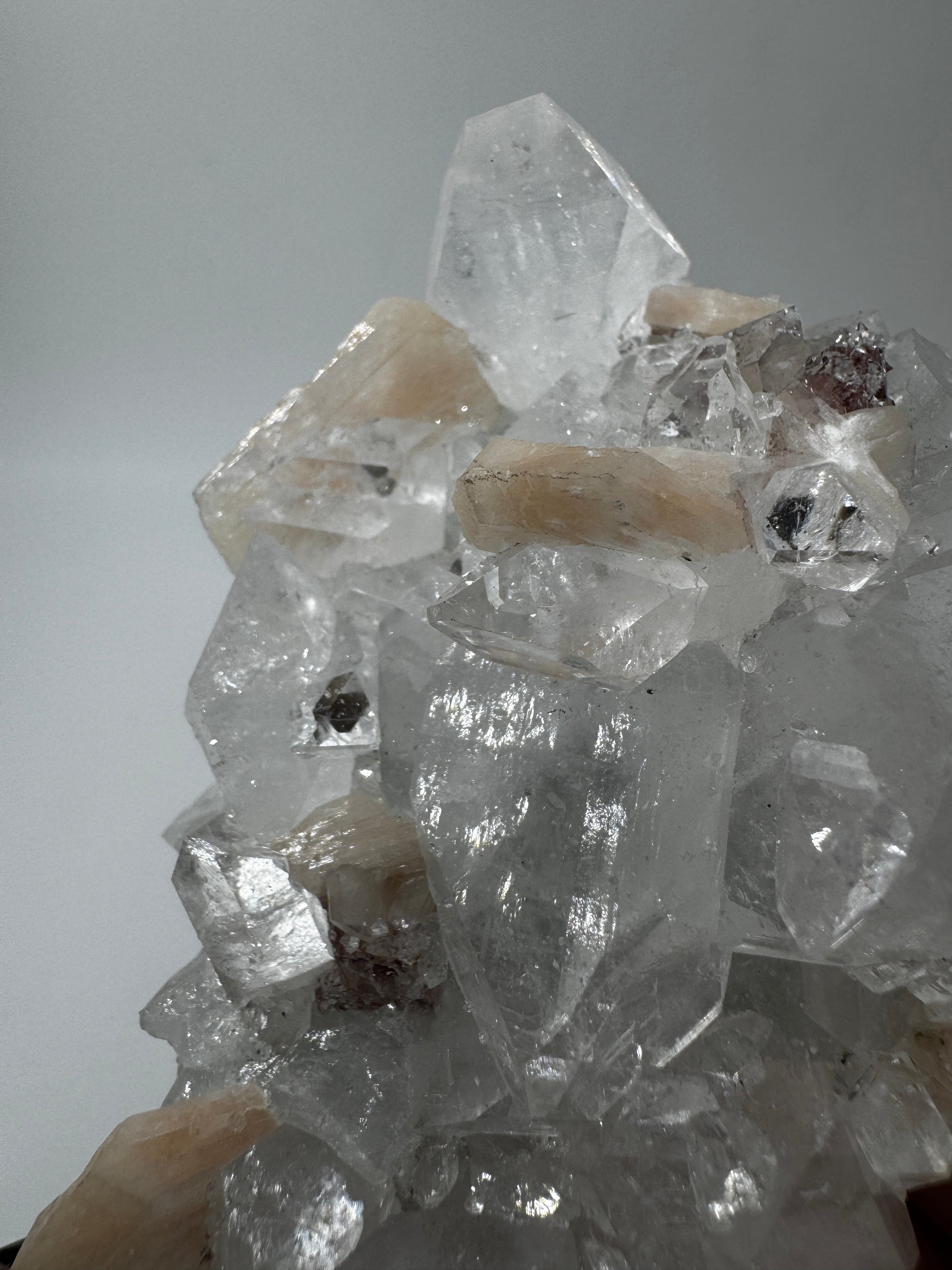 Apophyllit AR51 aus Indien mit glasklaren tetragonalen Prismen und Stilbit-Aufwuchs.