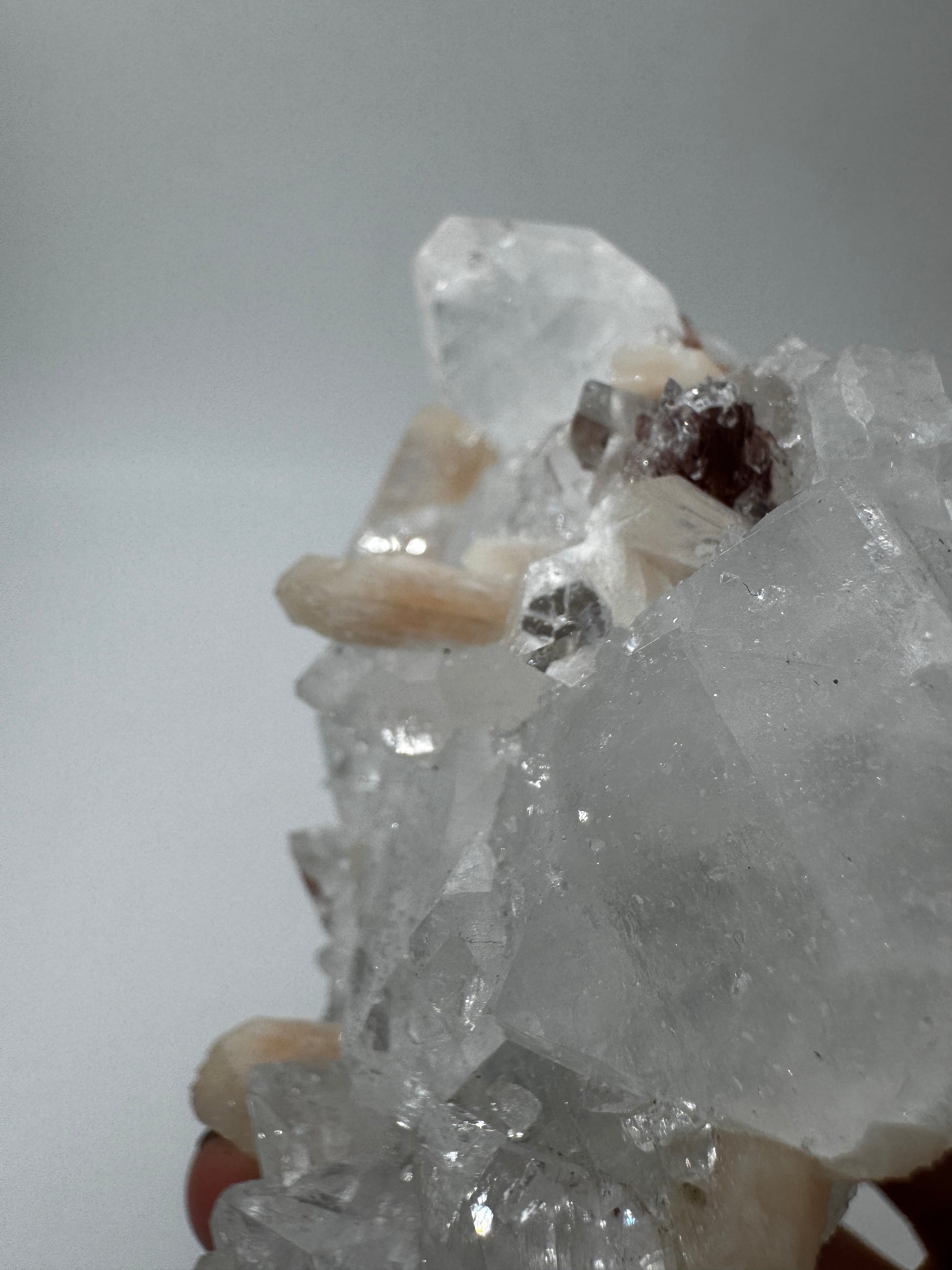 Apophyllit AR51 aus Indien mit glasklaren tetragonalen Prismen und Stilbit-Aufwuchs.