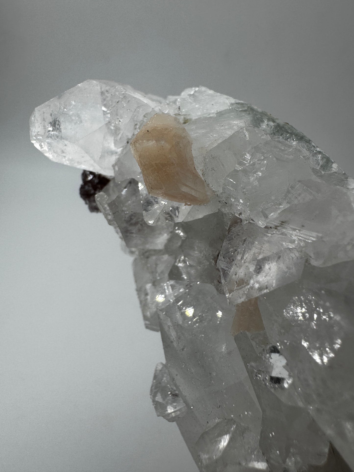Apophyllit AR51 aus Indien mit glasklaren tetragonalen Prismen und Stilbit-Aufwuchs.