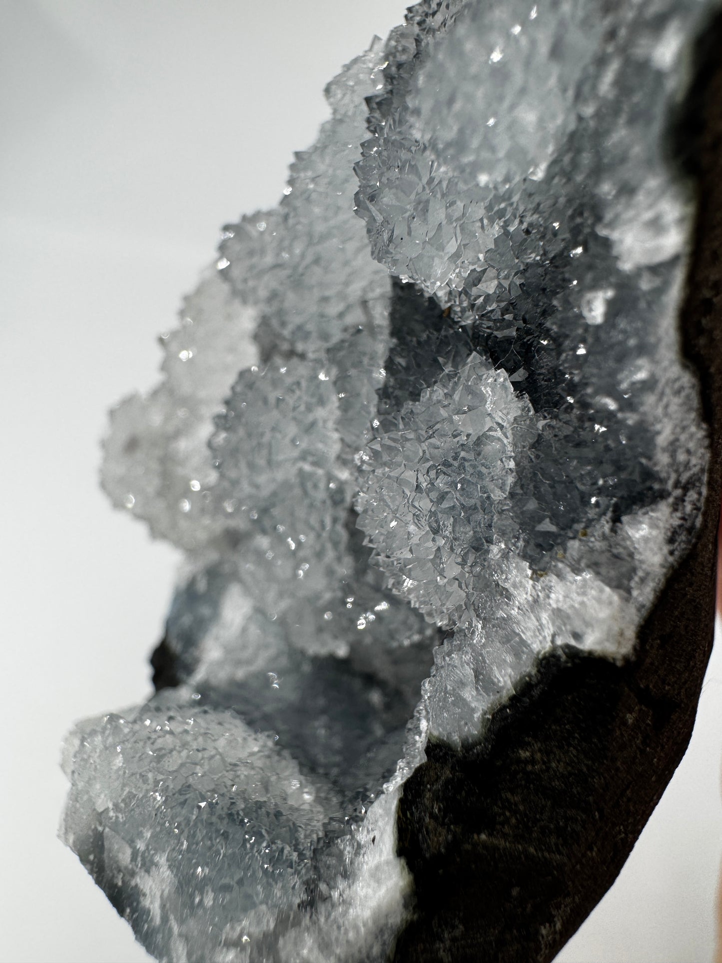 Chalcedon Rohstein CSB30, 6,7 × 4,9 cm – kryptokristalline Quarz-Varietät mit seidig-mattem Glänzen.