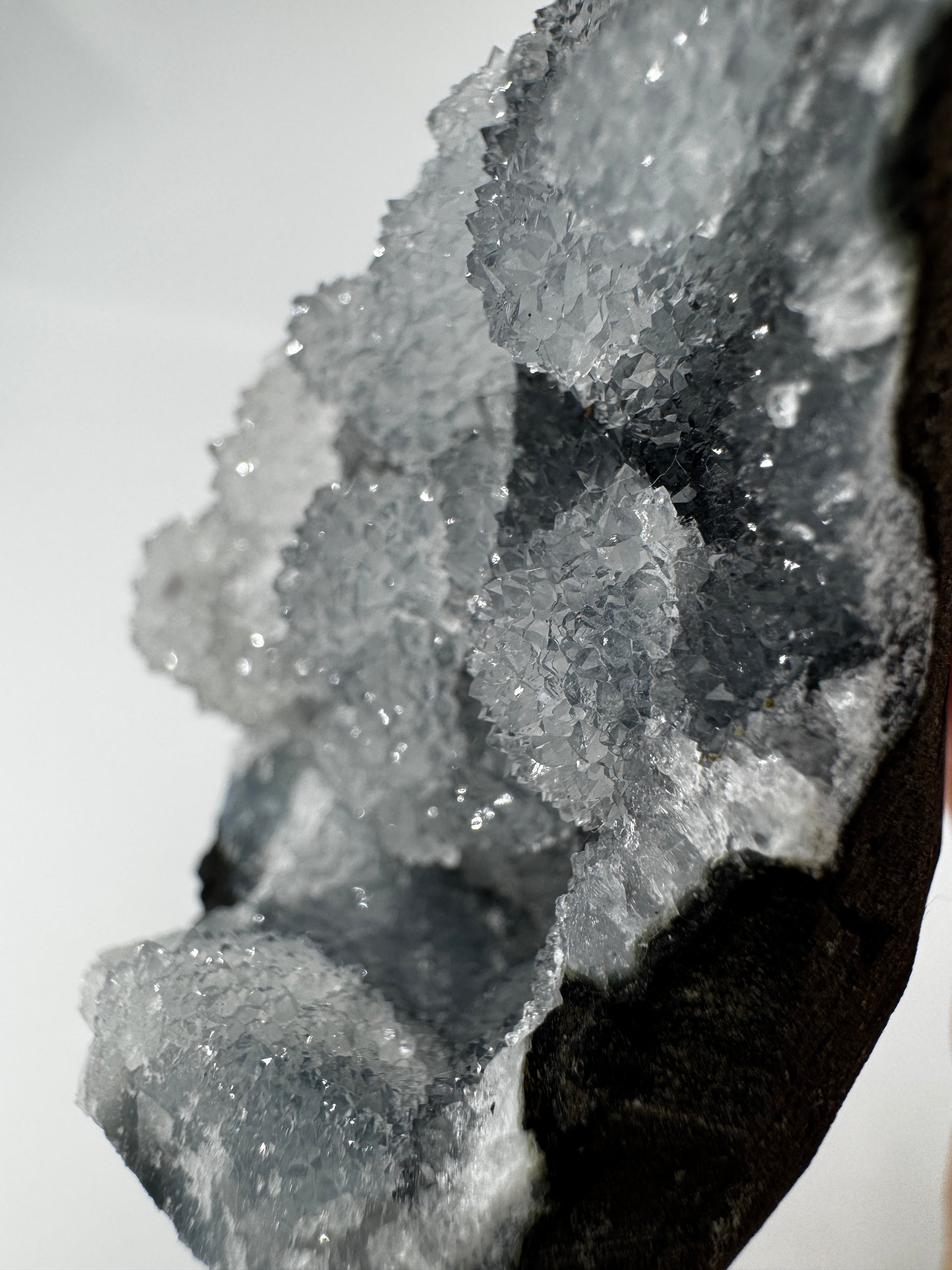 Chalcedon Rohstein CSB30, 6,7 × 4,9 cm – kryptokristalline Quarz-Varietät mit seidig-mattem Glänzen.