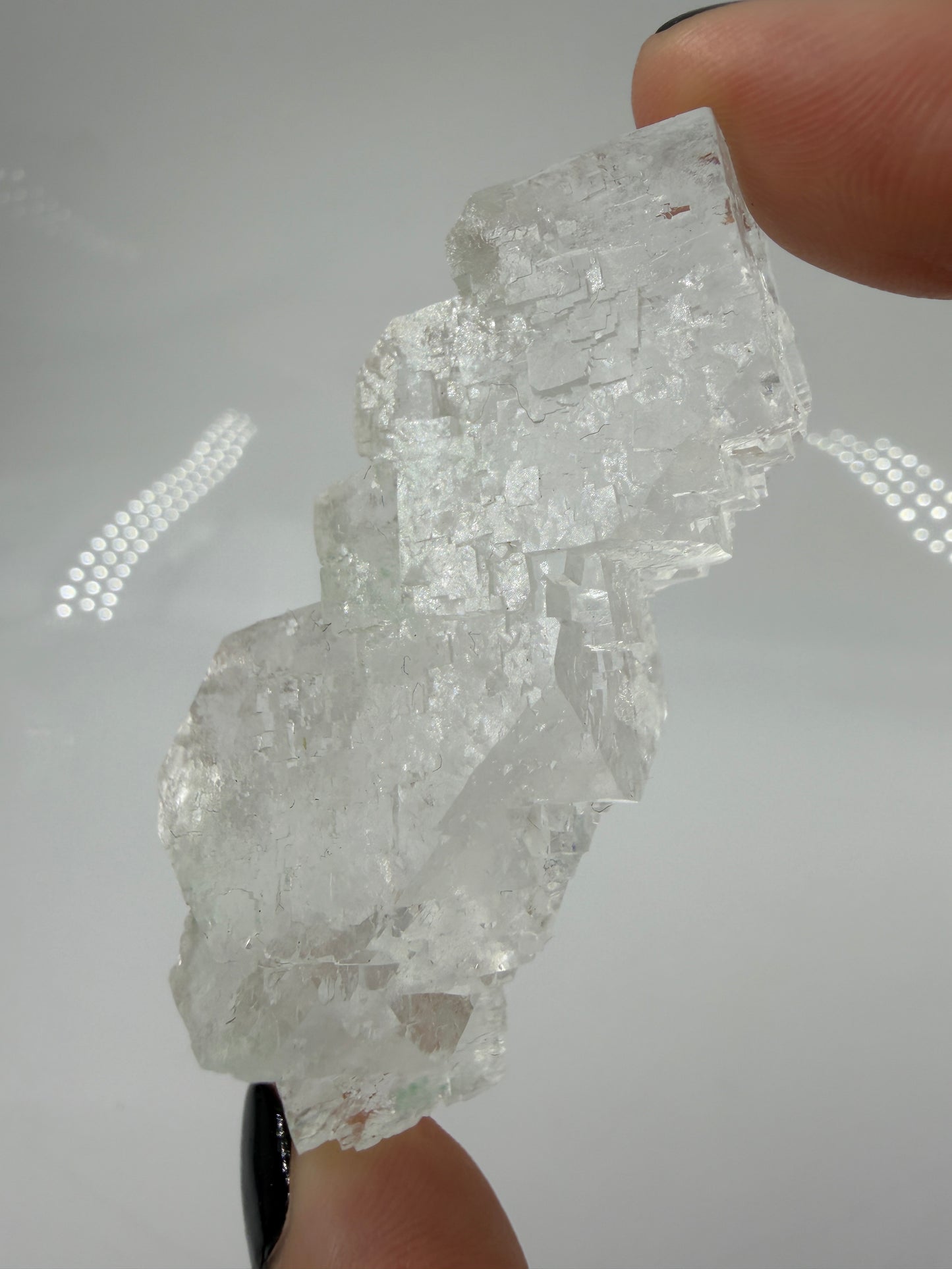Ein glasklarer, kubischer Halit-Kristall aus der Rudna Mine mit scharfkantigen Facetten und hoher Lichtbrechung.