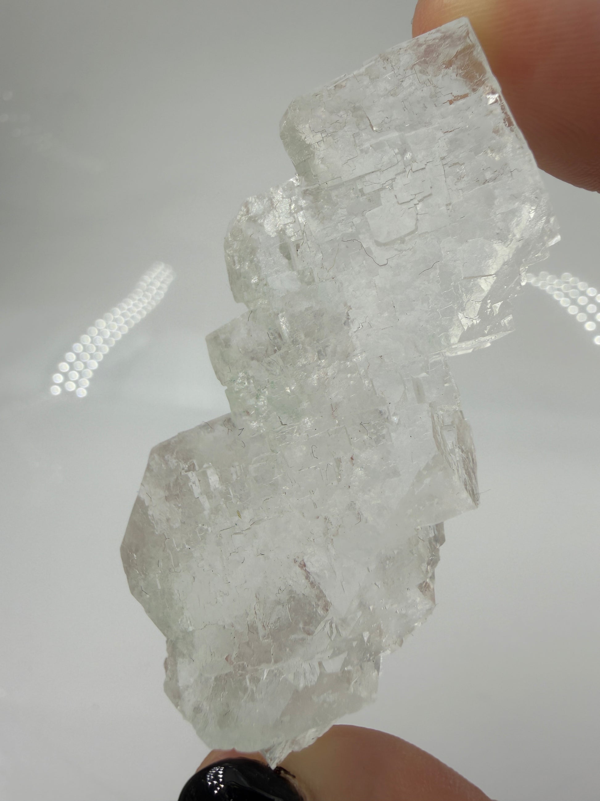 Ein glasklarer, kubischer Halit-Kristall aus der Rudna Mine mit scharfkantigen Facetten und hoher Lichtbrechung.