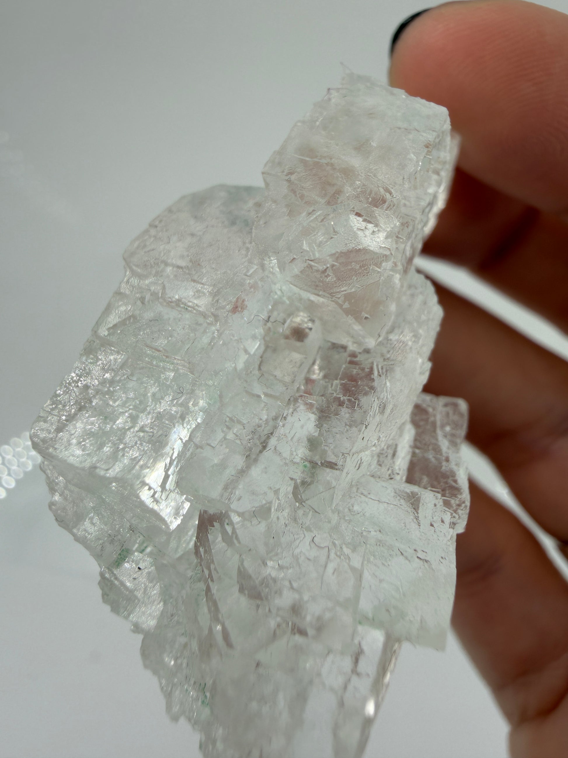Ein glasklarer, kubischer Halit-Kristall aus der Rudna Mine mit scharfkantigen Facetten.