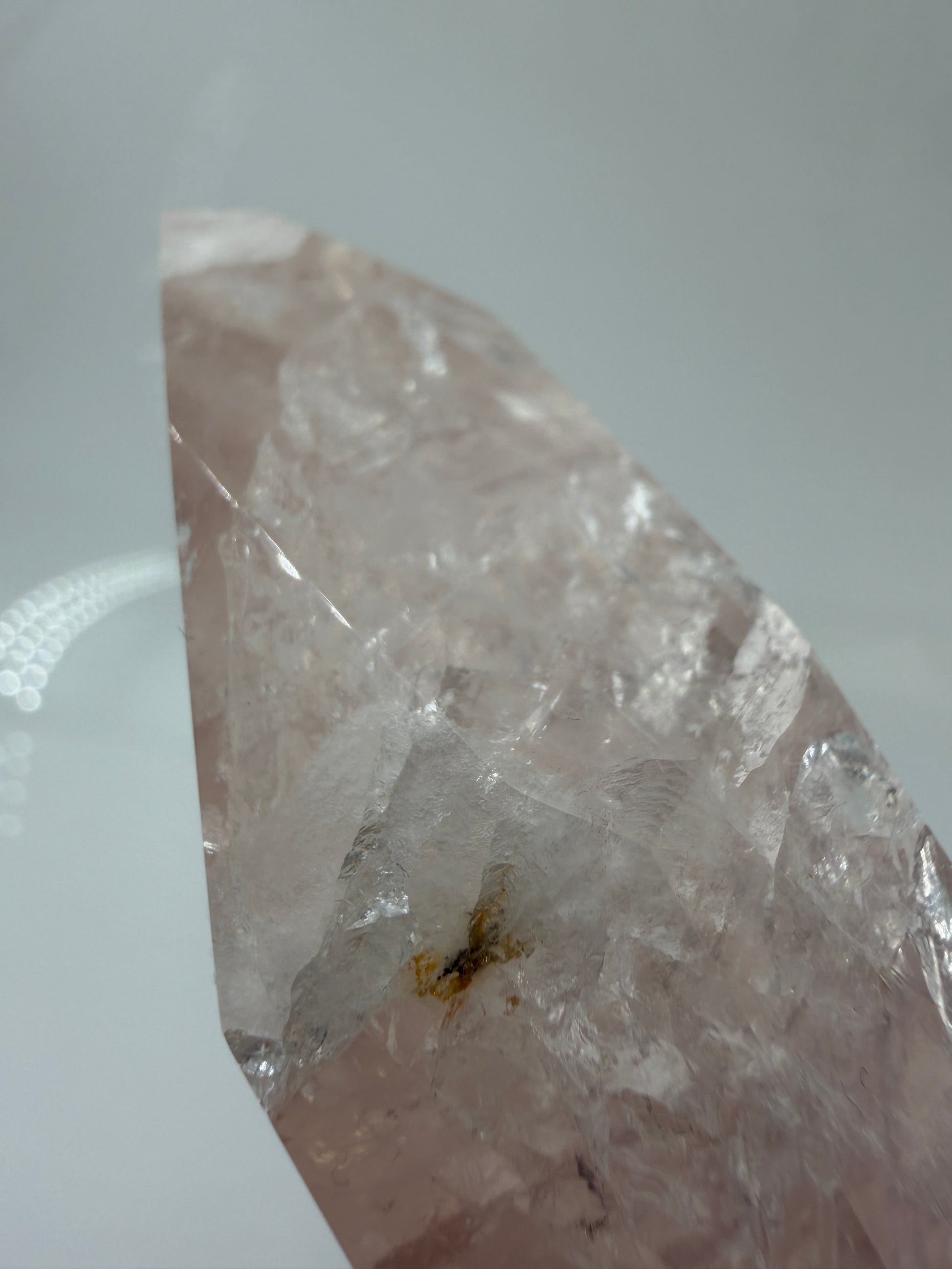 Detailaufnahme einer polierte Rosenquarz-Spitze aus Brasilien mit sanfter rosa Färbung und glänzender Oberfläche.