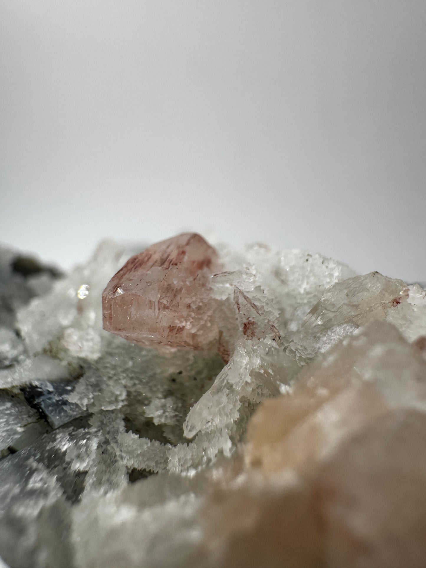 Teal-Chalcedon TC42 aus Indien mit Stilbit-Zeolith-Aufwuchs in Blaugrün.