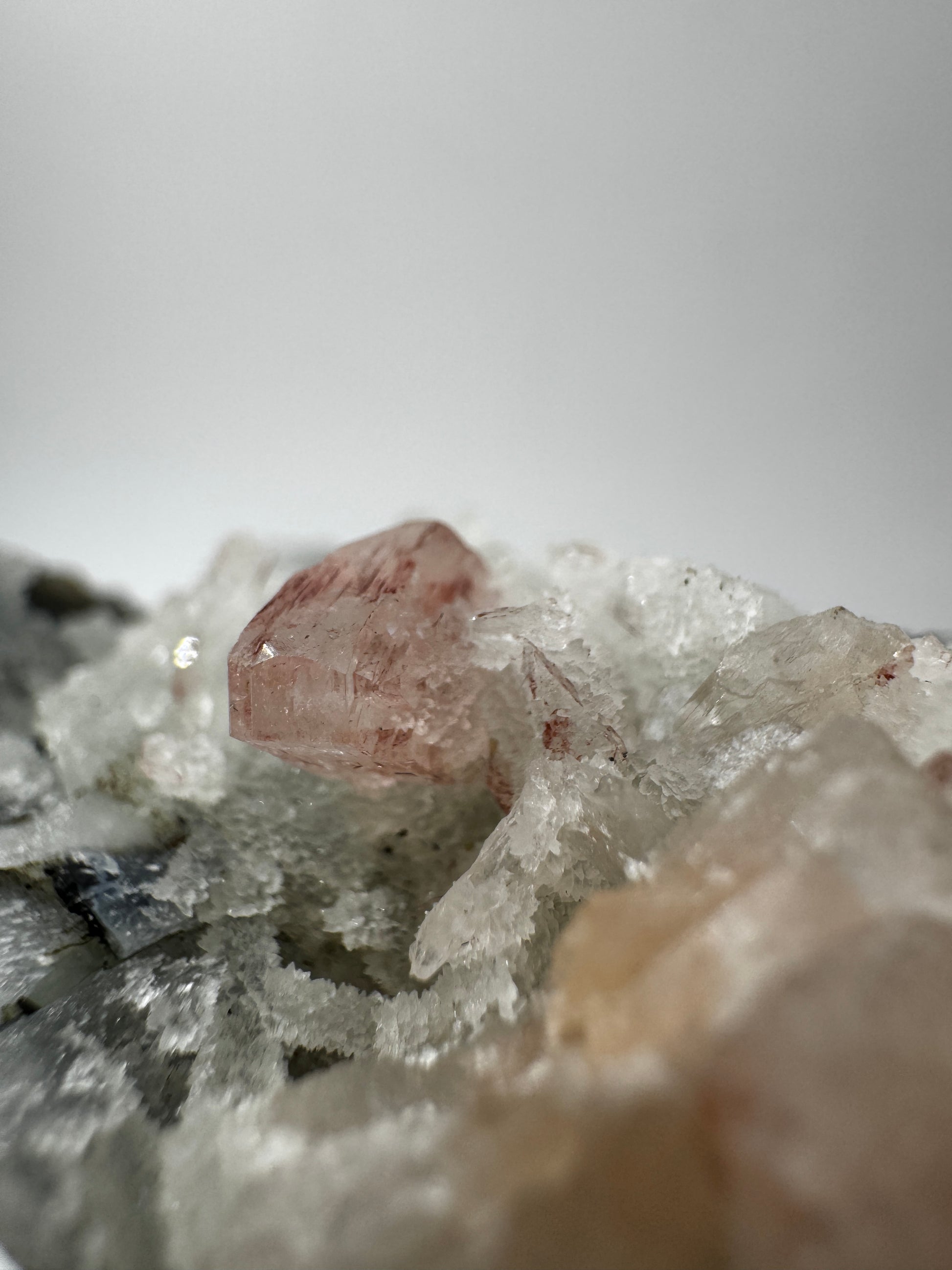 Teal-Chalcedon TC42 aus Indien mit Stilbit-Zeolith-Aufwuchs in Blaugrün.