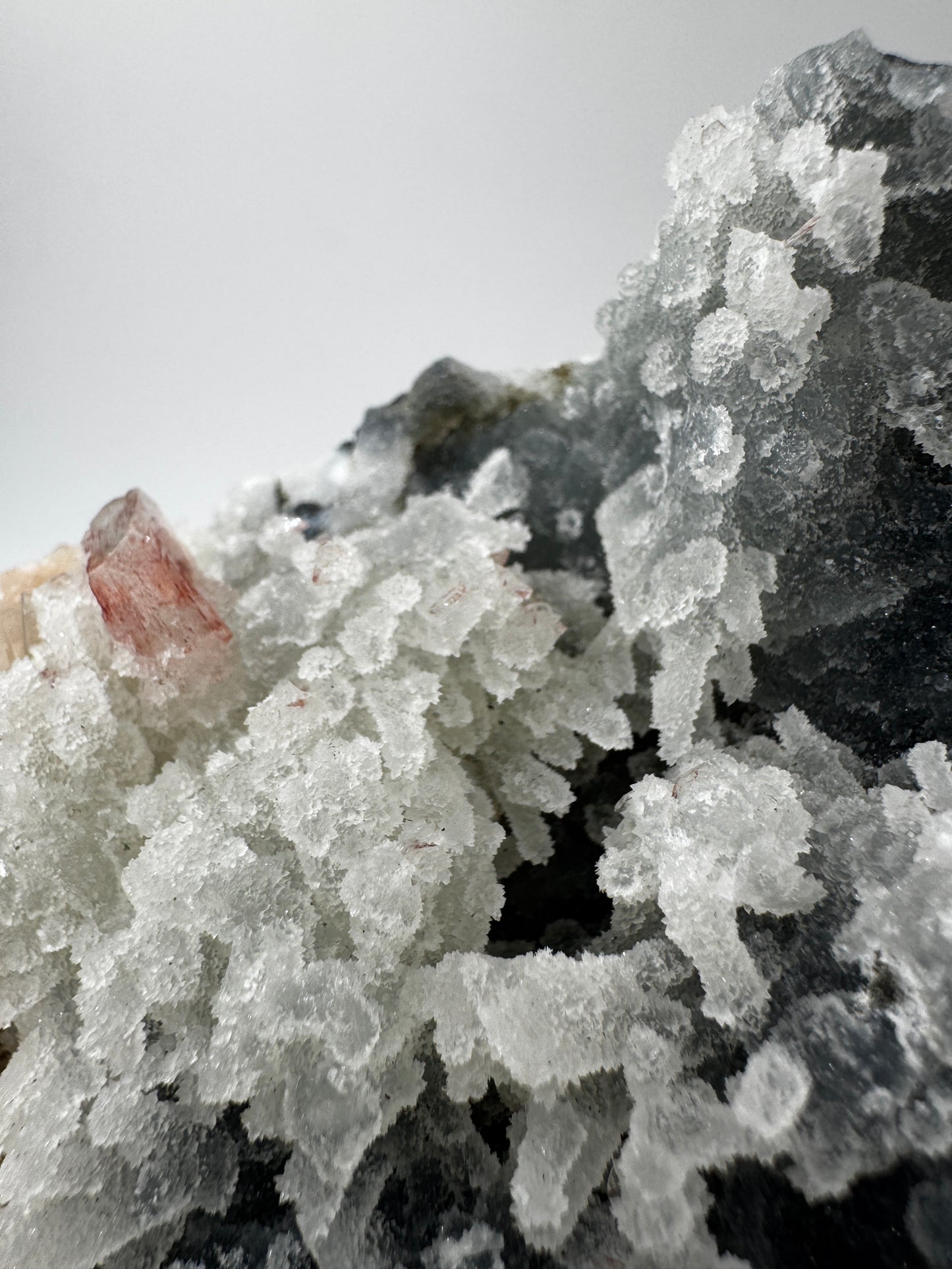 Teal-Chalcedon TC42 aus Indien mit Stilbit-Zeolith-Aufwuchs in Blaugrün.