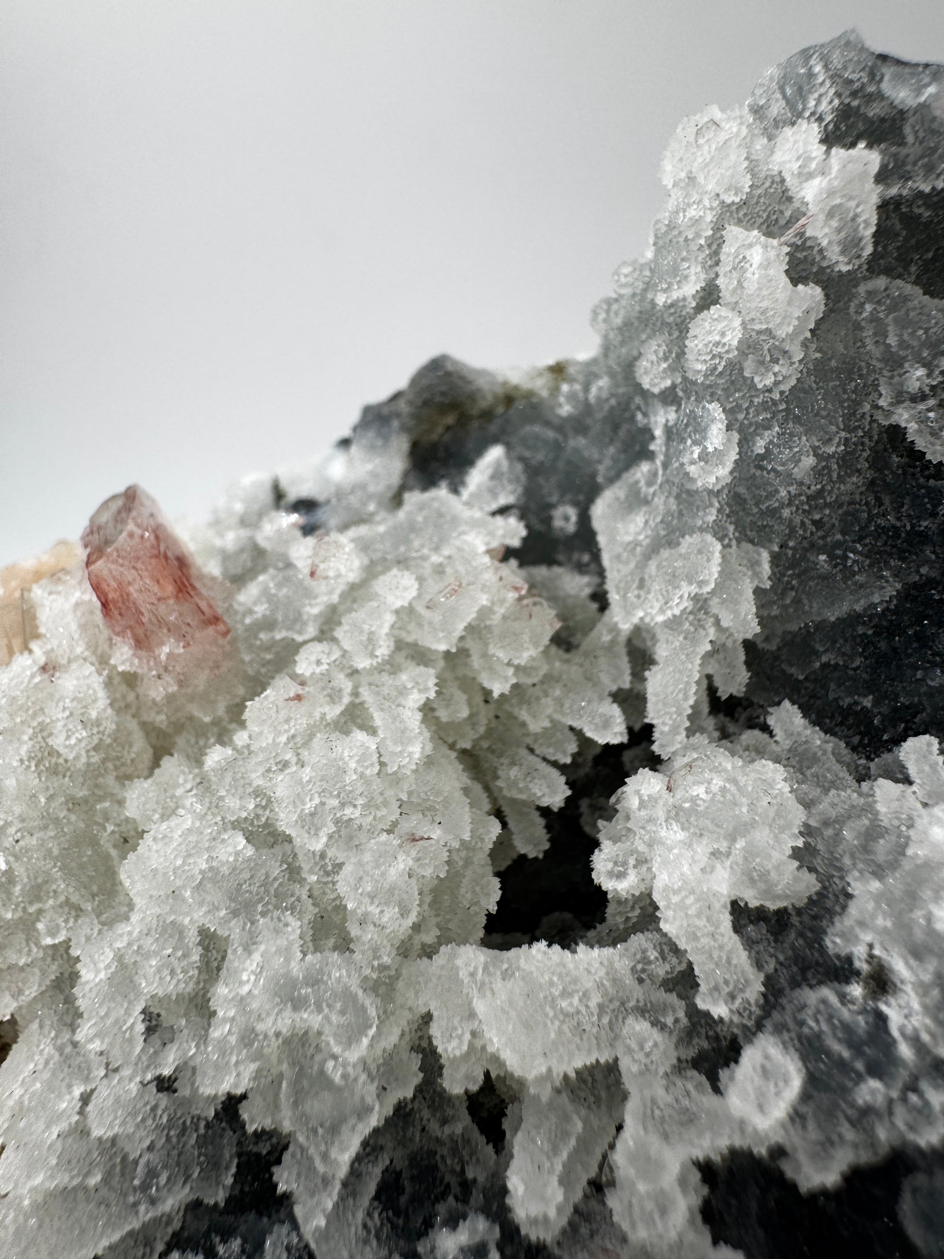 Teal-Chalcedon TC42 aus Indien mit Stilbit-Zeolith-Aufwuchs in Blaugrün.