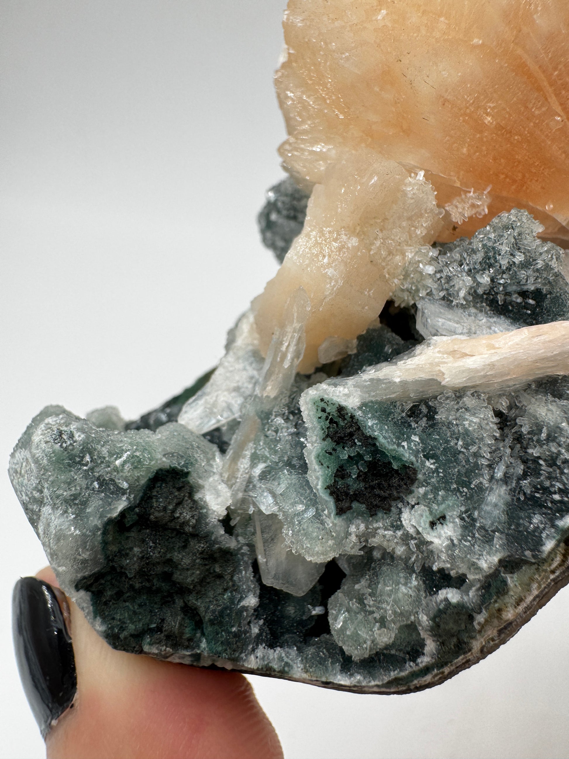 Teal-Chalcedon TC44 aus Indien mit aufgewachsenen Stilbit-Zeolith-Kristallen.