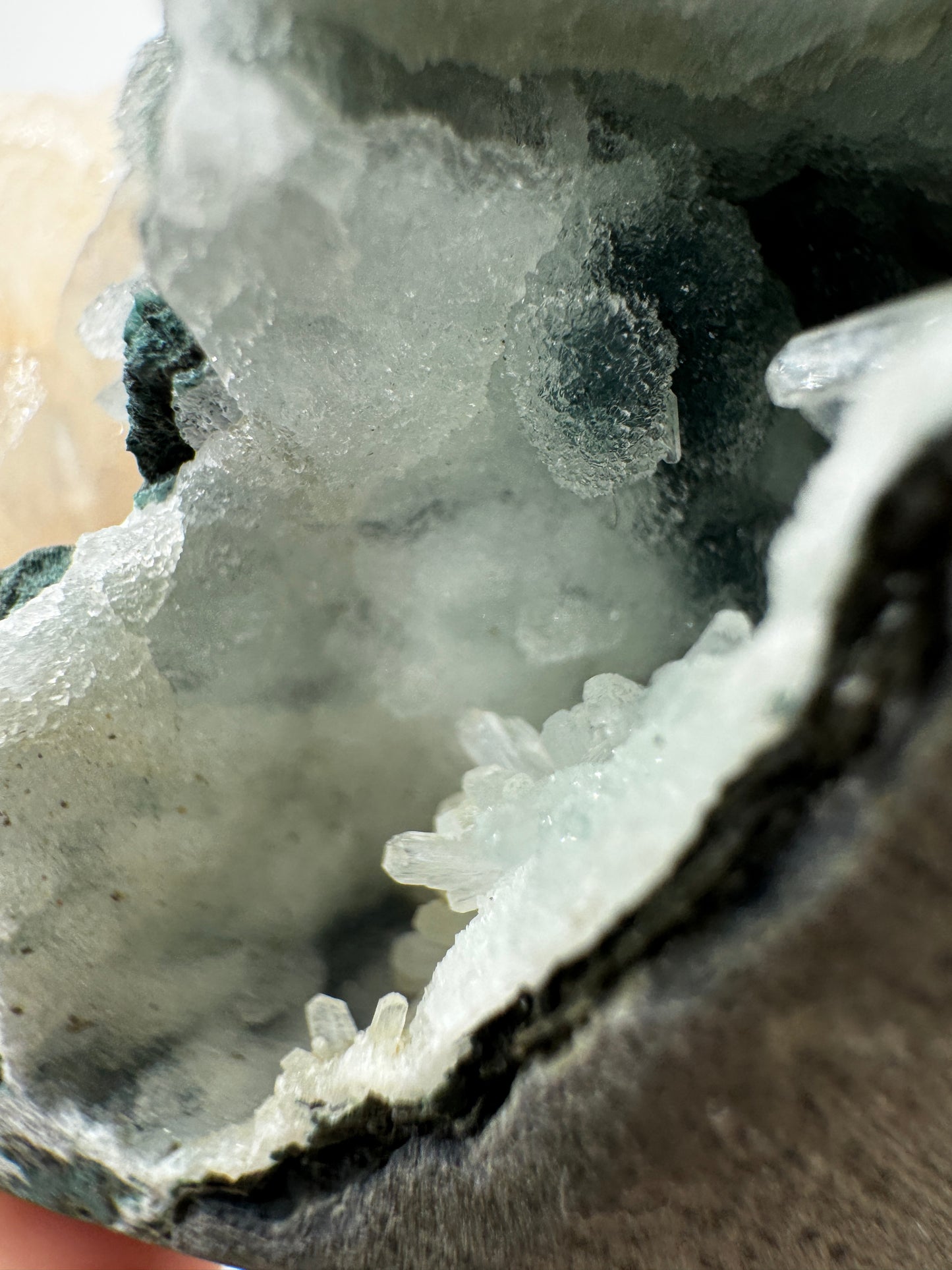 Teal-Chalcedon TC44 aus Indien mit aufgewachsenen Stilbit-Zeolith-Kristallen.
