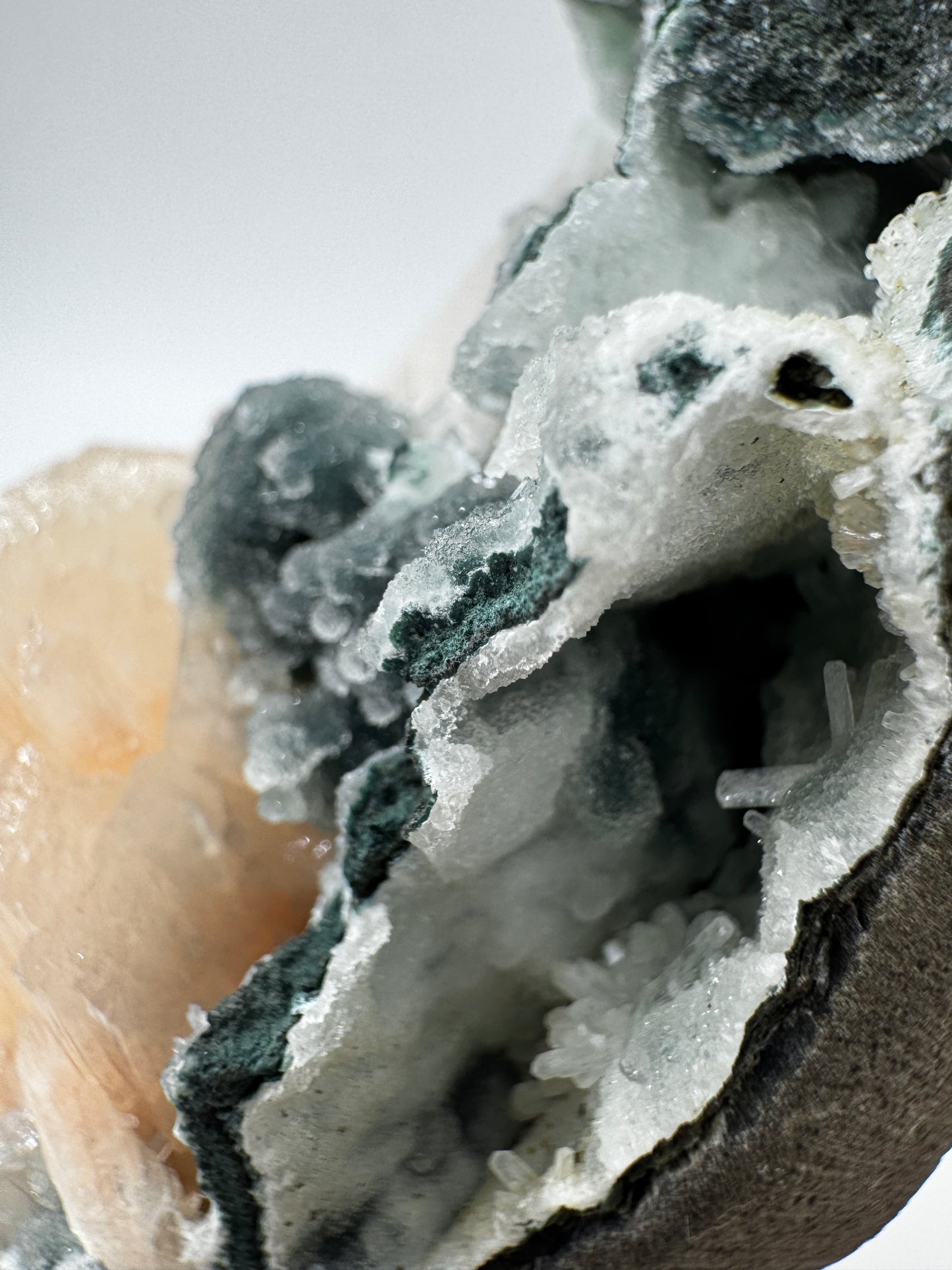 Teal-Chalcedon TC44 aus Indien mit aufgewachsenen Stilbit-Zeolith-Kristallen.