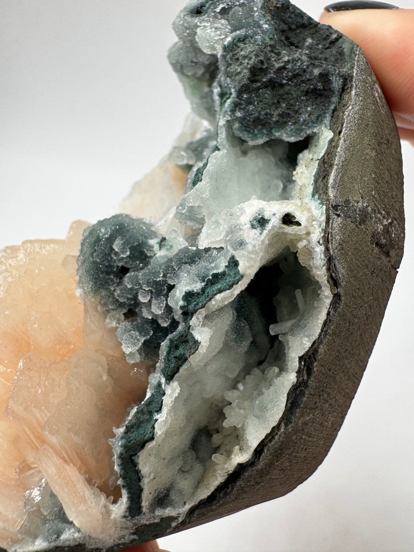 Teal-Chalcedon TC44 aus Indien mit aufgewachsenen Stilbit-Zeolith-Kristallen.