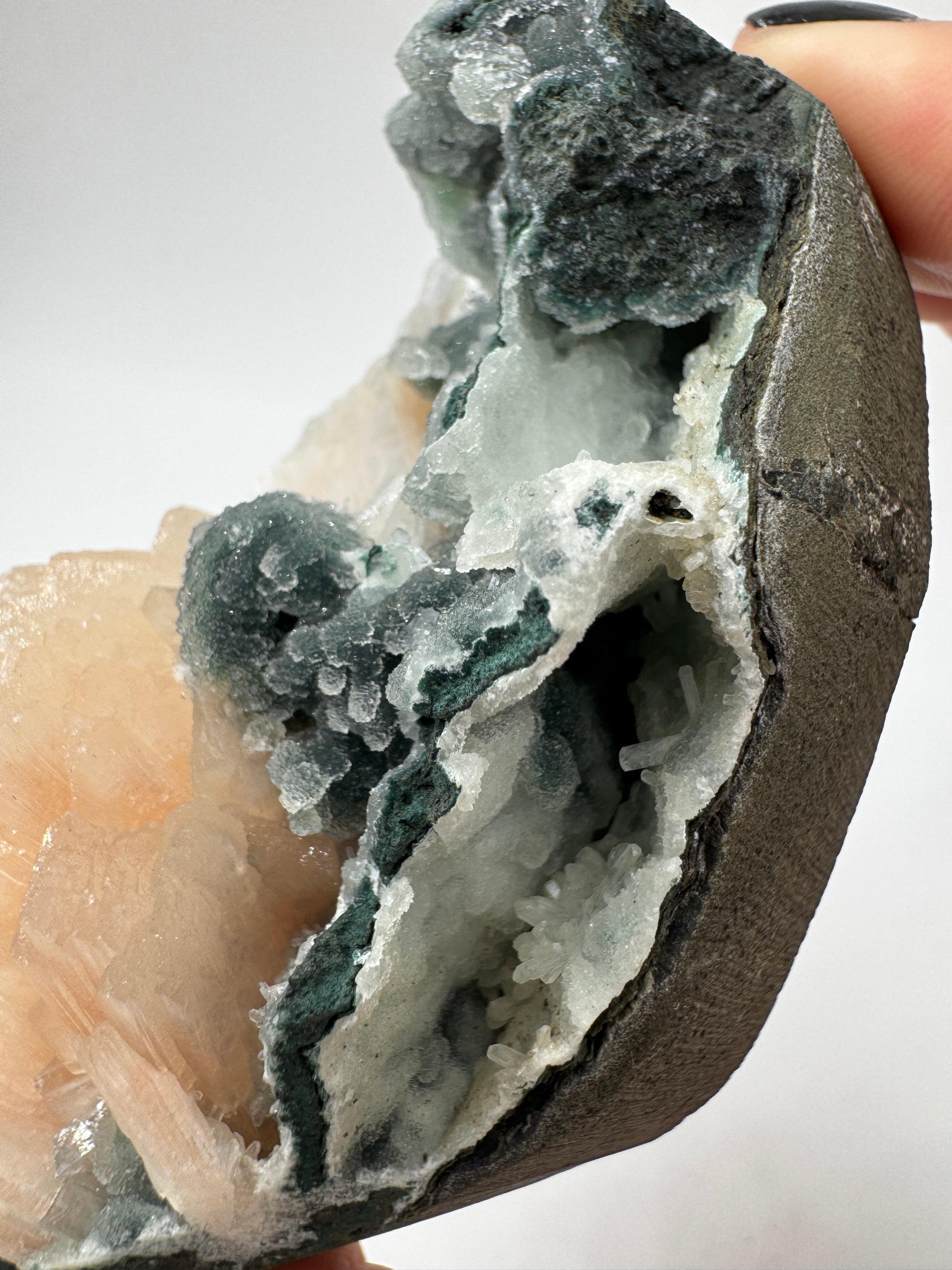 Teal-Chalcedon TC44 aus Indien mit aufgewachsenen Stilbit-Zeolith-Kristallen.