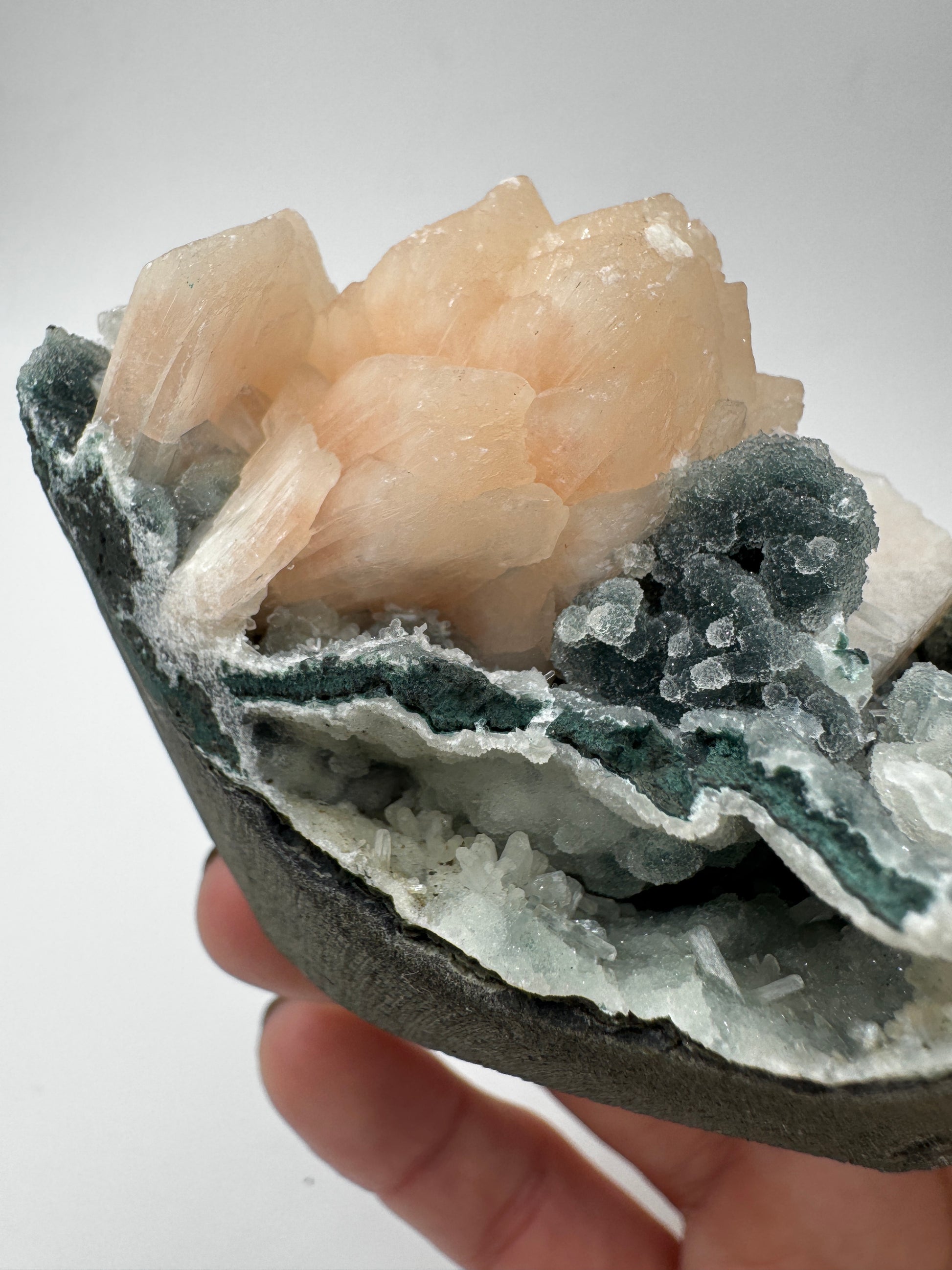 Teal-Chalcedon TC44 aus Indien mit aufgewachsenen Stilbit-Zeolith-Kristallen.