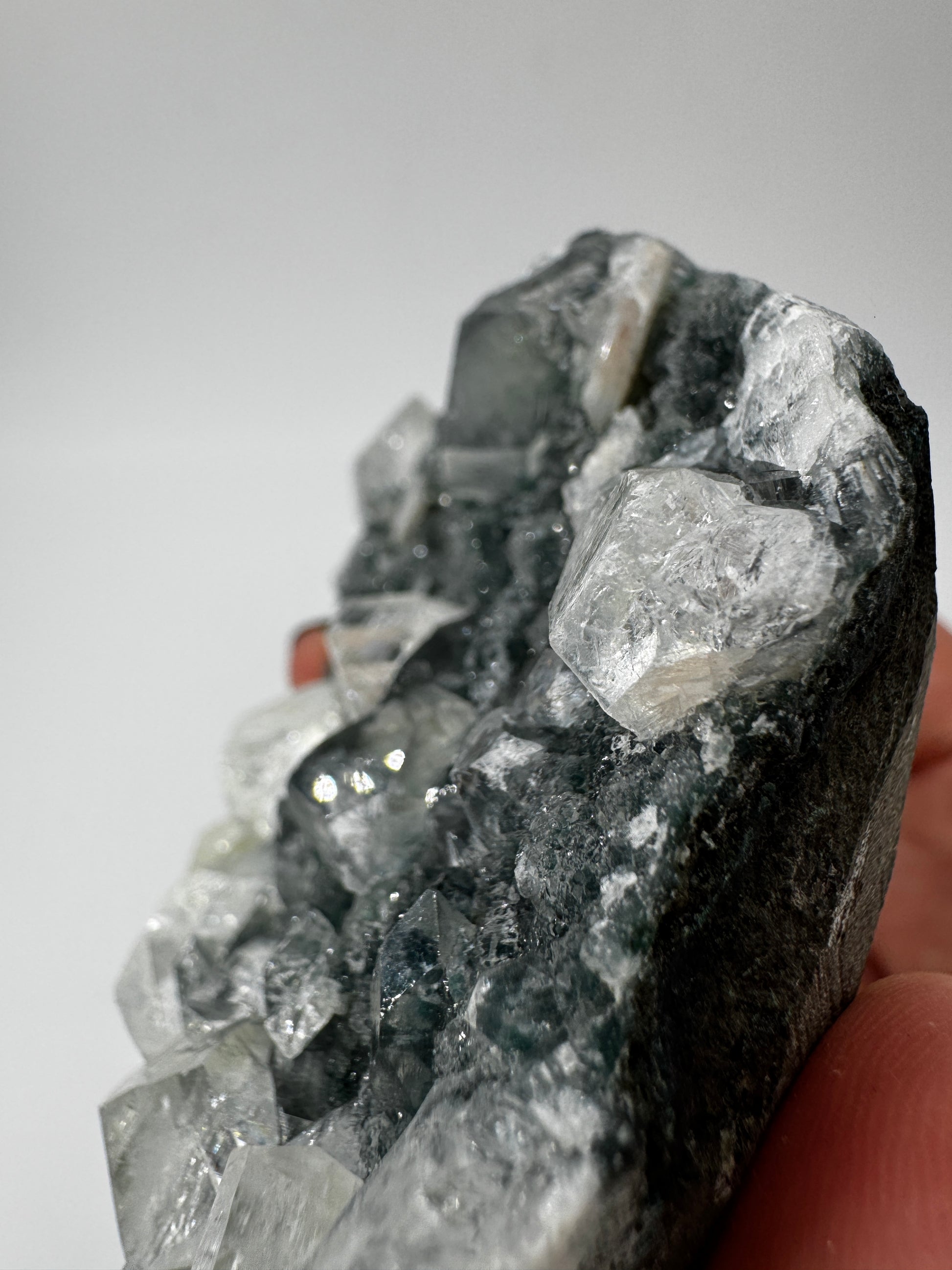 Teal-Chalcedon TC49 aus Indien mit aufgewachsenen Apophyllit-Prismen und Stilbit-Büscheln.