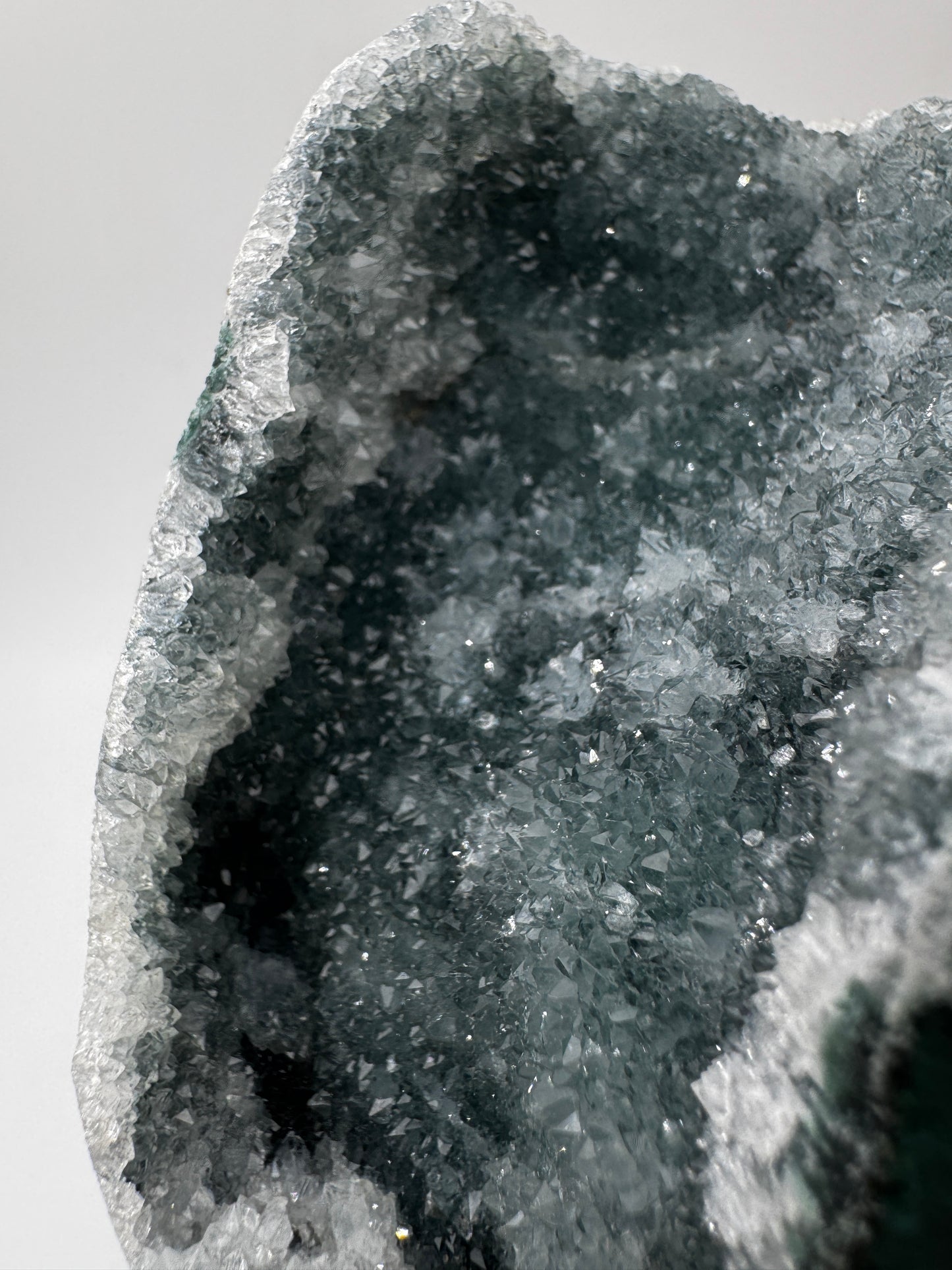 Nahaufnahme Teal-Chalcedon TC72 aus Indien mit botryoidaler Oberflächenstruktur in Blaugrün.