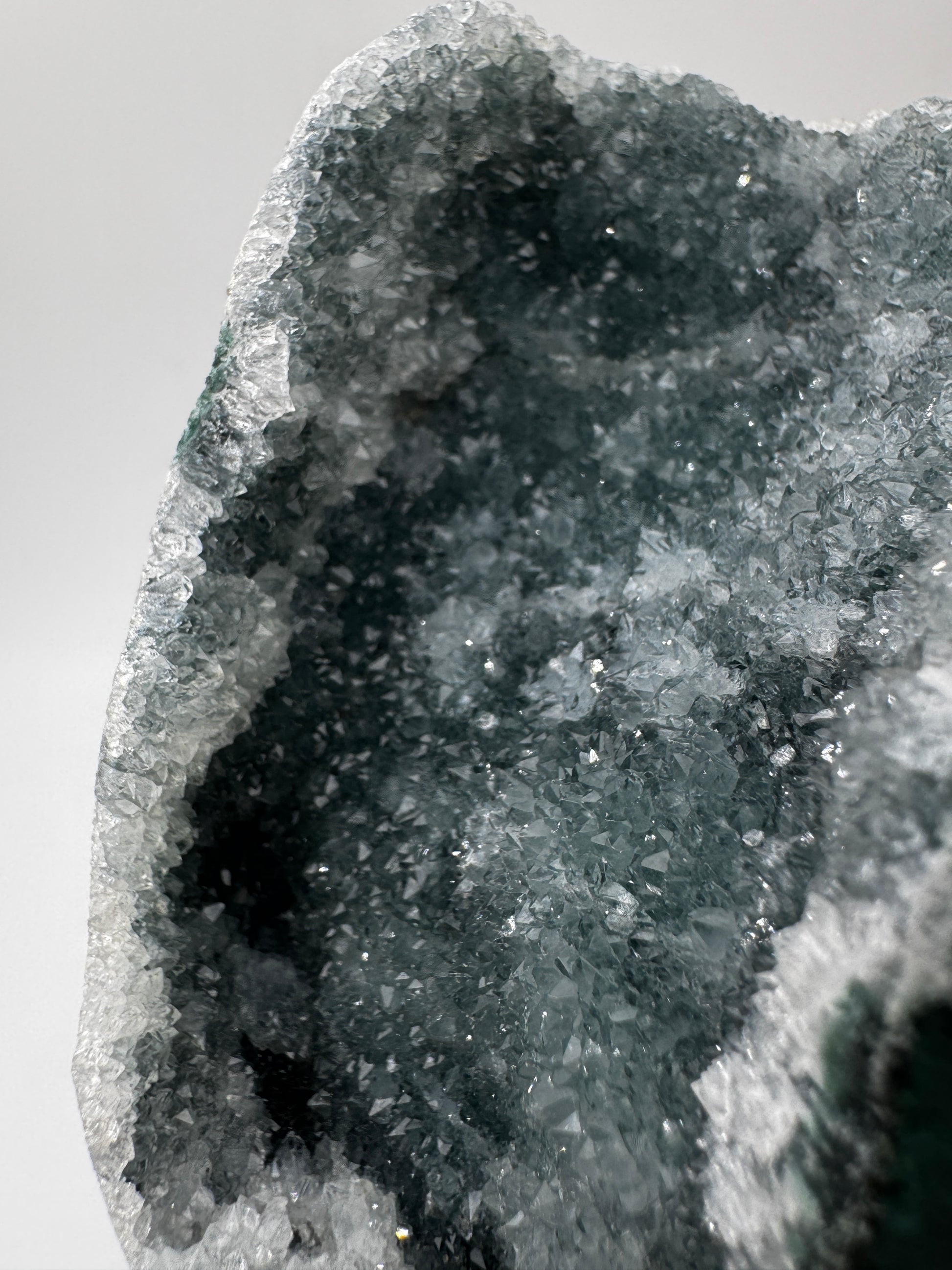Nahaufnahme Teal-Chalcedon TC72 aus Indien mit botryoidaler Oberflächenstruktur in Blaugrün.