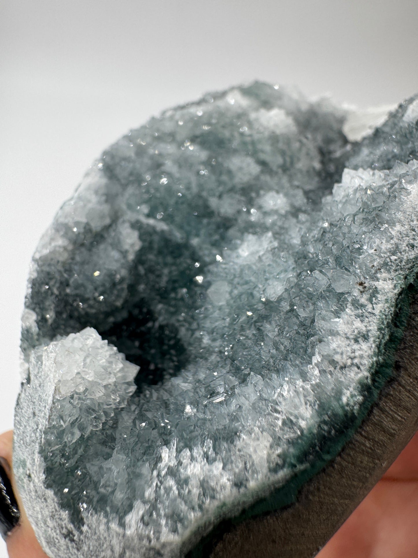 Teal-Chalcedon TC74 aus Indien, langgestreckte Mineralstufe mit botryoidaler Struktur in Petrolblau-Grün.