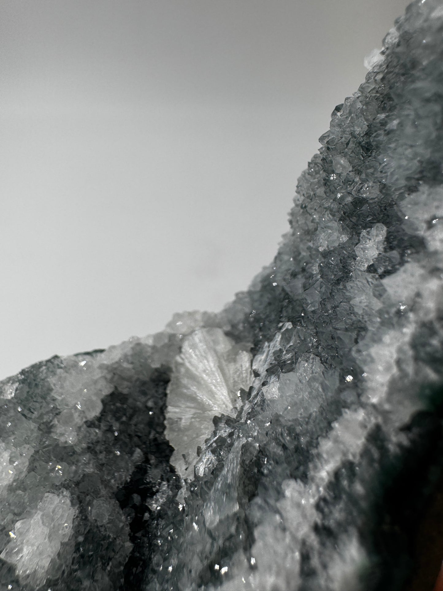 Teal-Chalcedon TC74 aus Indien, langgestreckte Mineralstufe mit botryoidaler Struktur in Petrolblau-Grün.