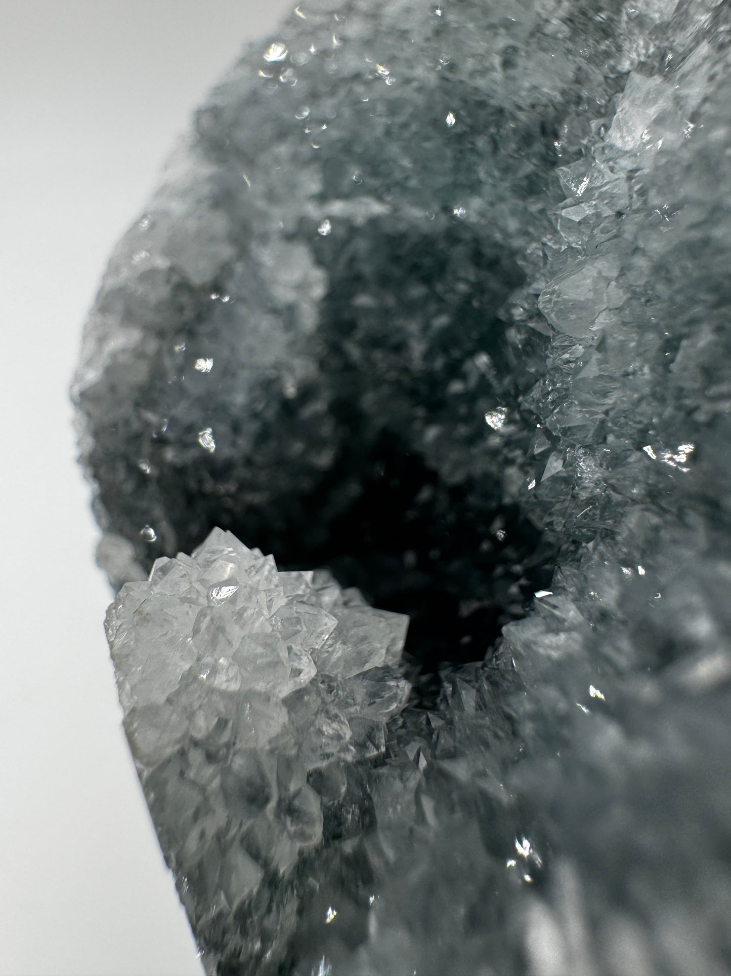 Teal-Chalcedon TC74 aus Indien, langgestreckte Mineralstufe mit botryoidaler Struktur in Petrolblau-Grün.