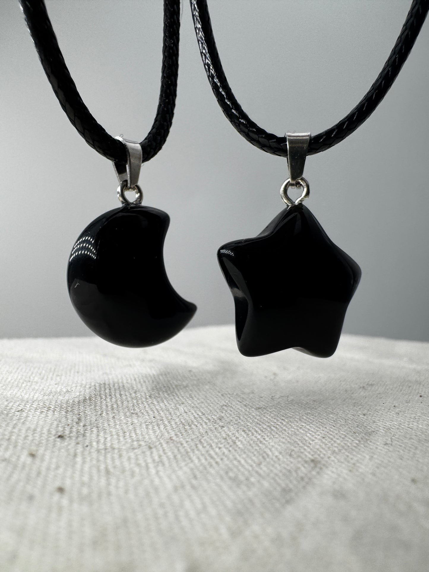 Ein glänzend polierter, tiefschwarzer Obsidian-Anhänger.