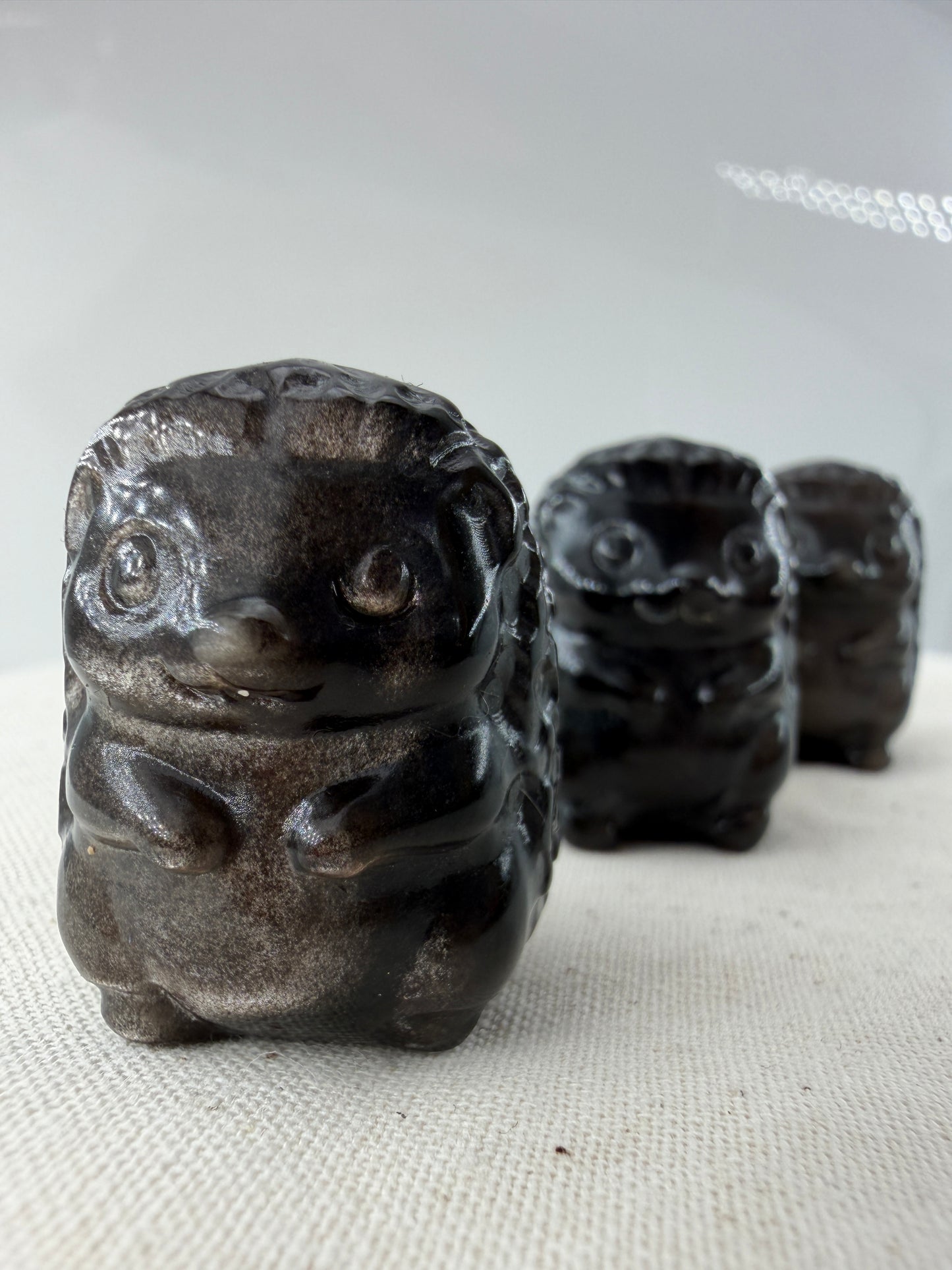 Handgeschliffener Igel aus Silberobsidian mit charakteristischem Silberglanz, ca. 2,9 × 2,3 cm – Carving aus vulkanischem Glas.


