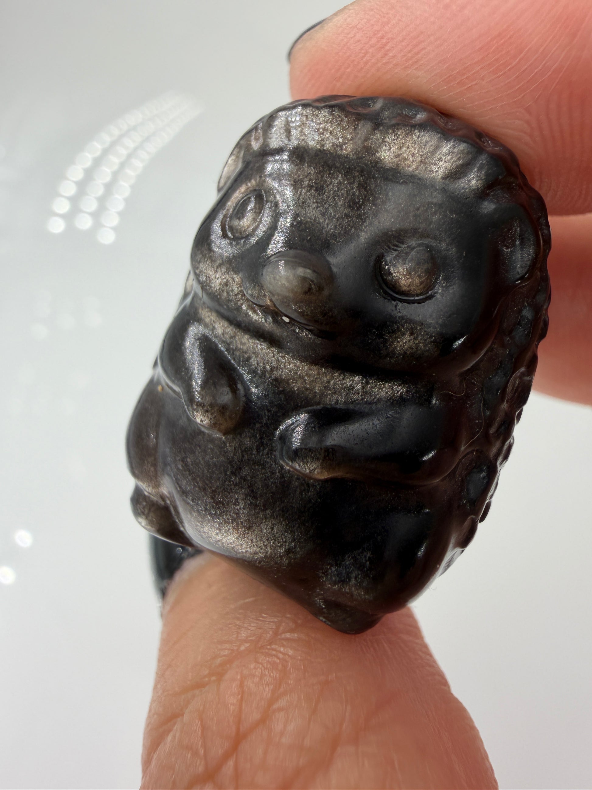 Handgeschliffener Igel aus Silberobsidian mit charakteristischem Silberglanz, ca. 2,9 × 2,3 cm – Carving aus vulkanischem Glas.


