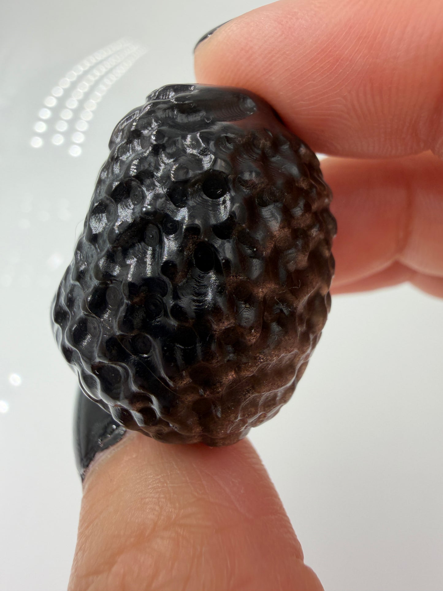Handgeschliffener Igel aus Silberobsidian mit charakteristischem Silberglanz, ca. 2,9 × 2,3 cm – Carving aus vulkanischem Glas.

